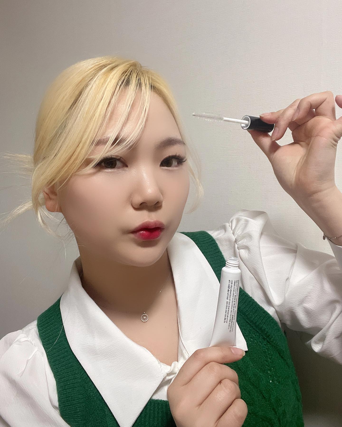 #협찬 #유료광고 

요즘 빠져있는 로우번!!! 
잔머리 스타일링 가능한 헤어 마스카라인데요!! 

저는 진짜 머리가 안테나 처럼 잔머리가 많이 서는 편이라 매번 
매직기로 누르는 편인데 머리가 너무 손상될까봐 걱정했는데 마스카라로 
슥슥 뮨질러만 줬더니 너무 편하도라구요! 

가시번 스터일로 너무 예쁘고 간편하게 스타일링 되서 아주 좋았어요!! 

 떡지는것도 적구 퇴근할때까지 잘고정되도라구요!! 
곱슬이신분들 잔머리 정리,남자뷴들 옆머리 다운펌용으로 아주 좋을거같아요~~ 

저는 애교머리 고정용으로 사용했는데 구렛나루 라인정리하시는뷴들도 만ㄹ도라구요! 

똥손이신뷴들도 3초만에 금손처럼 스타일링 가능한 헤어 피니쉬마스카라ꯁ 

지금 공식몰에소 1+1행사즁이라규요!!🫶

#협찬 #차홍 #차홍헤어마스카라 #잔머리마스카라 #차홍신제품 #아이돌잔머리커버 #피부저자극 #두피저자극 #잔머리케어 #3초셋팅 #24시간지속력