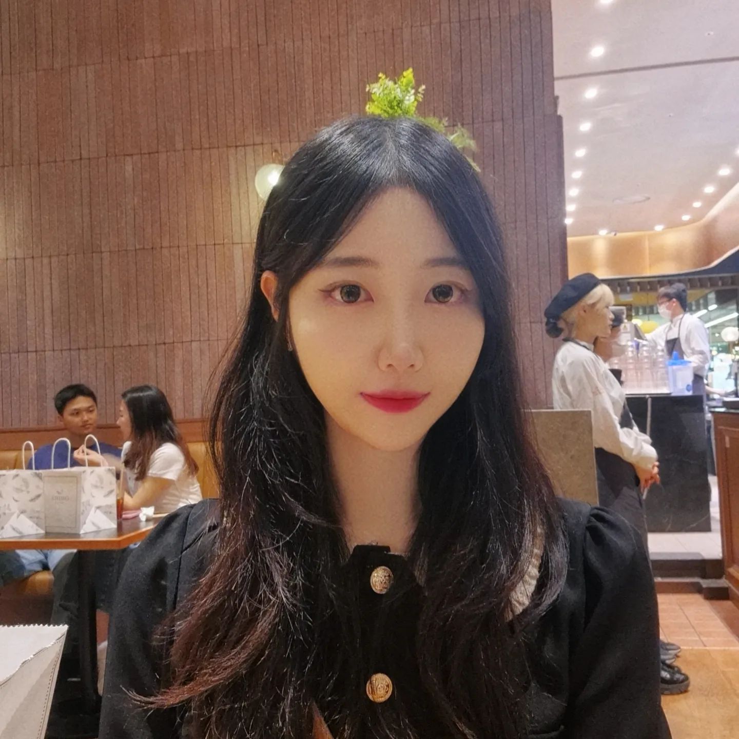 주말엔 맛있는거 잔뜩먹기🩷

-문래 제주스
홈플러스 문래점 2층 다이소 옆에 위치하고 있는 제주스 카페인데요! 여기가 매장은 넓은데 사람이 많이 없어서 약간 의심(?)하면서 들어가긴 했는데 이게 왠걸 홍보가 안되서 사람이 없었나봐요 진짜 양도 적지 않고, 음식 퀄리티도 꽤 괜찮아요🩷 그리고 매장이 조용해서 그런지 식사하면서 대화하기 괜찮습니다! 홈플러스에서 분위기 괜찮은 곳 찾으신다면 제주스로 오세요! 연어 베네딕트 샌드위치 강추❤️

- 더현대 파리크라상
더현대 파리크라상은 지하 1층에 엄청 크게 위치하고 있는데요! 멀리서만 봐도 저기구나 싶을만큼 빵들이 엄청 멋있게 진열되어 있습니다🥯🥐🫓🧇🥖🍞🥨 사실 밖에서 봤으면 어..! 비싸!! 할텐데 더현대 안에서 보니까 가격이 합리적이게 느껴질정도예요!!(더현대 입점매장들 가격이 넘 사악한거 아닙니까😭) 그리고 맛이 보장되어 있기 때문에! 더 괜찮은거 같아요❤️ 치즈수플레 입에서 살살 녹으니 꼭 드셔보세요💛🧀