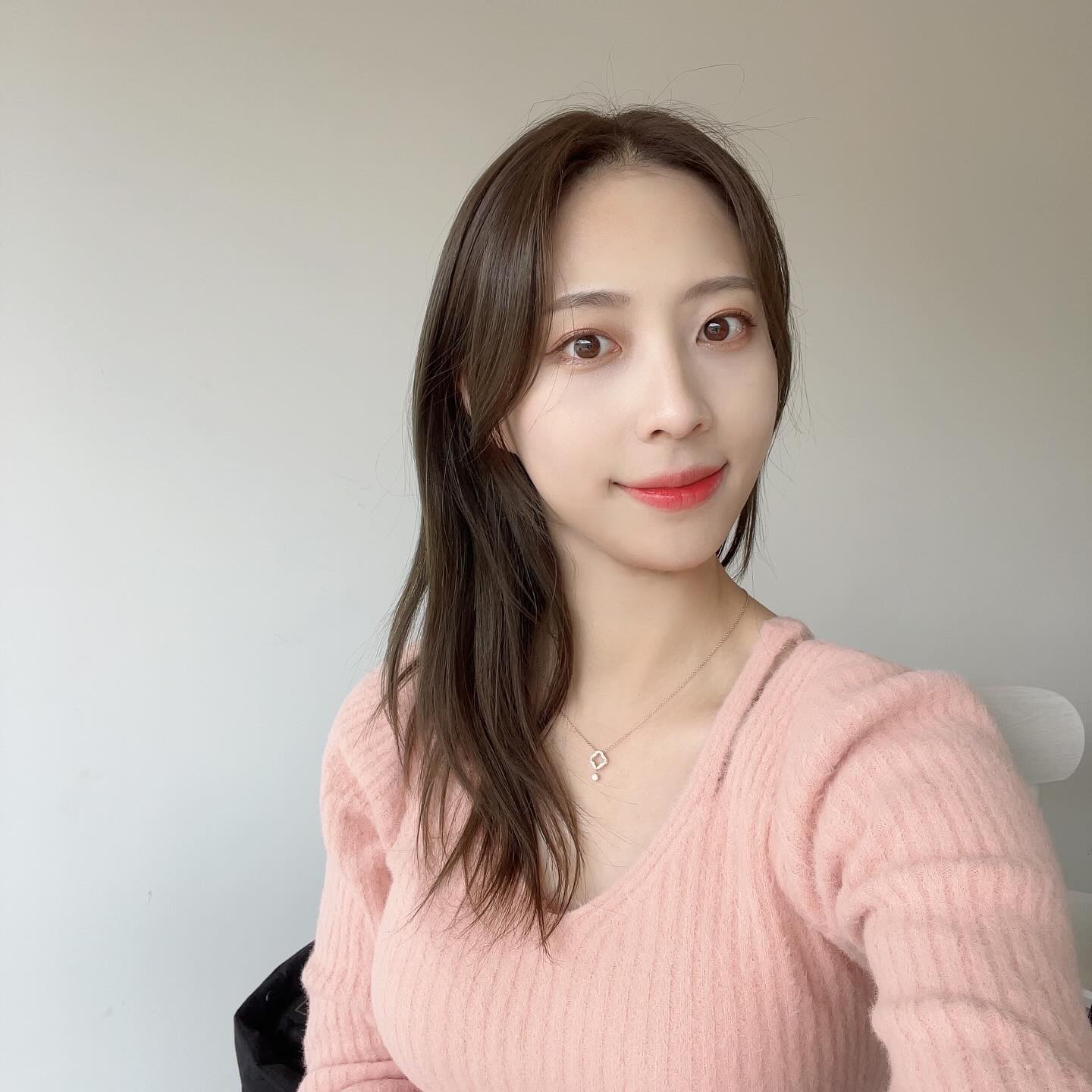 #광고 
건조하지 않게 사용할 수 있었던 조르지오아르마니 디자이너 글로우 파운데이션🥰

지속력도 좋아서 외출하고도 화장이 무너지지 않더라고요! 평소에 수정메이크업을 자주 해야했는데, 글로우 파데를 쓰고부터는 수정을 거의 하지 않게 됐어요.

가볍게 바를 수 있으면서도 커버력이 좋은 편이라 데일리로 사용하기 딱 좋은 파운데이션이었습니당:) 착붙 파데 찾고 계신다면 추천드려요!💕

#아르마니뷰티 #디자이너글로우 #상앗빛광채파운데이션 #아르마니파운데이션 #파운데이션명가 #파운데이션 #디자이너글로우파운데이션 #상앗빛파데 #파운데이션추천 #글로우파운데이션 #데일리파운데이션 #데일리파데 #커버파운데이션 #뷰티그램 #뷰티인플루언서