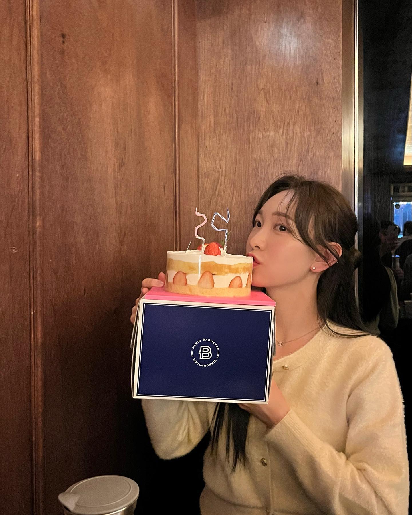 올해도 행복하게 보낸 생일 ..🤍
이렇게 축하해주고 날 위해주는 사람들이 옆에 있다는게
너무 너무 행복하고 감사해요🥺🤍

내 사람들 더 잘 챙길게요 감사합니당🫶🏻