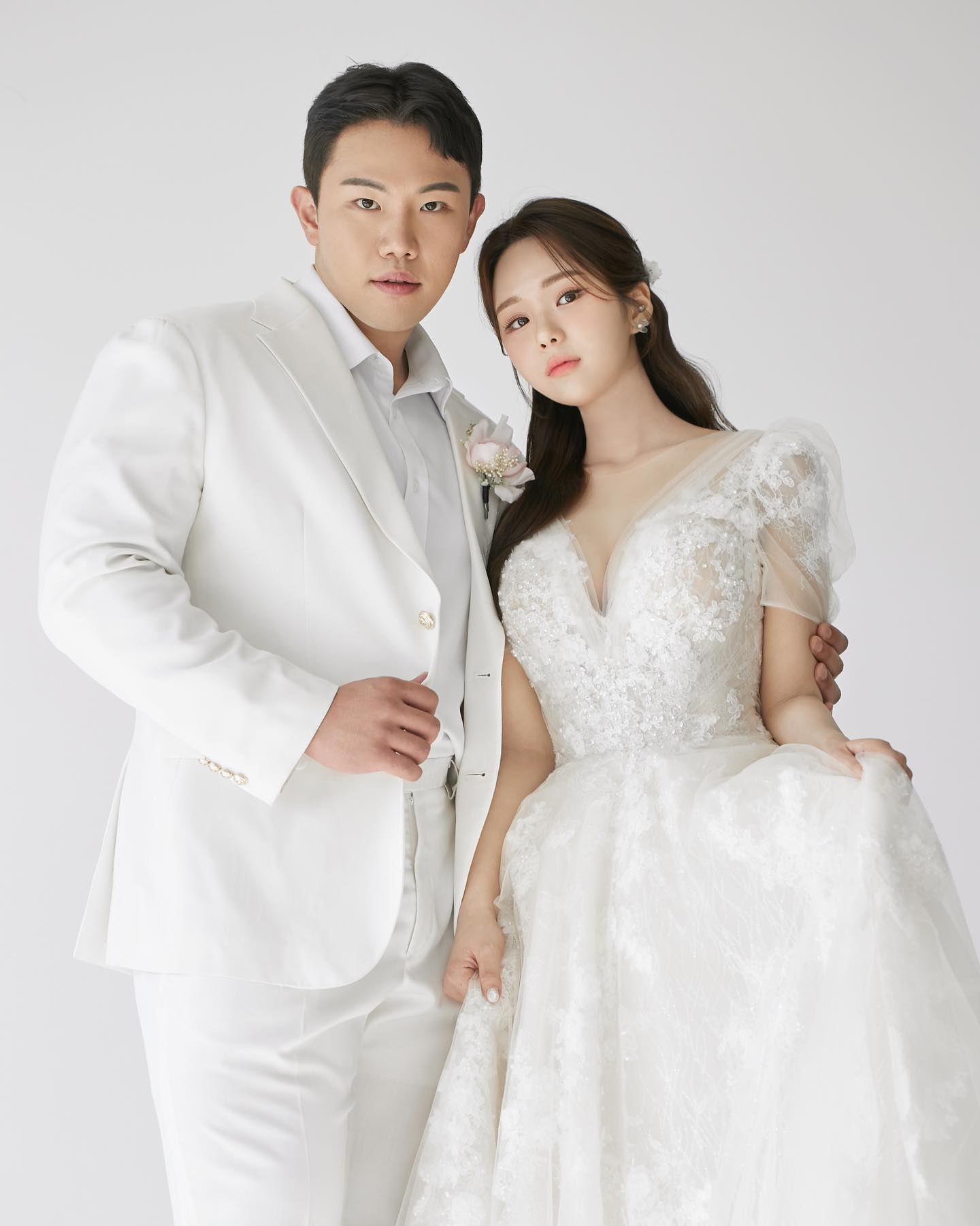 이제야 다시 꺼내보는 웨딩사진 💍
심심하니까 자꾸 옛날 사진 꺼내보는중인데 나중엔 이런 여유도 없을것 같아서 피드박제 해두기 ^~^
.
.
.
#결혼 #결혼사진 #웨딩 #웨딩촬영 #쀼