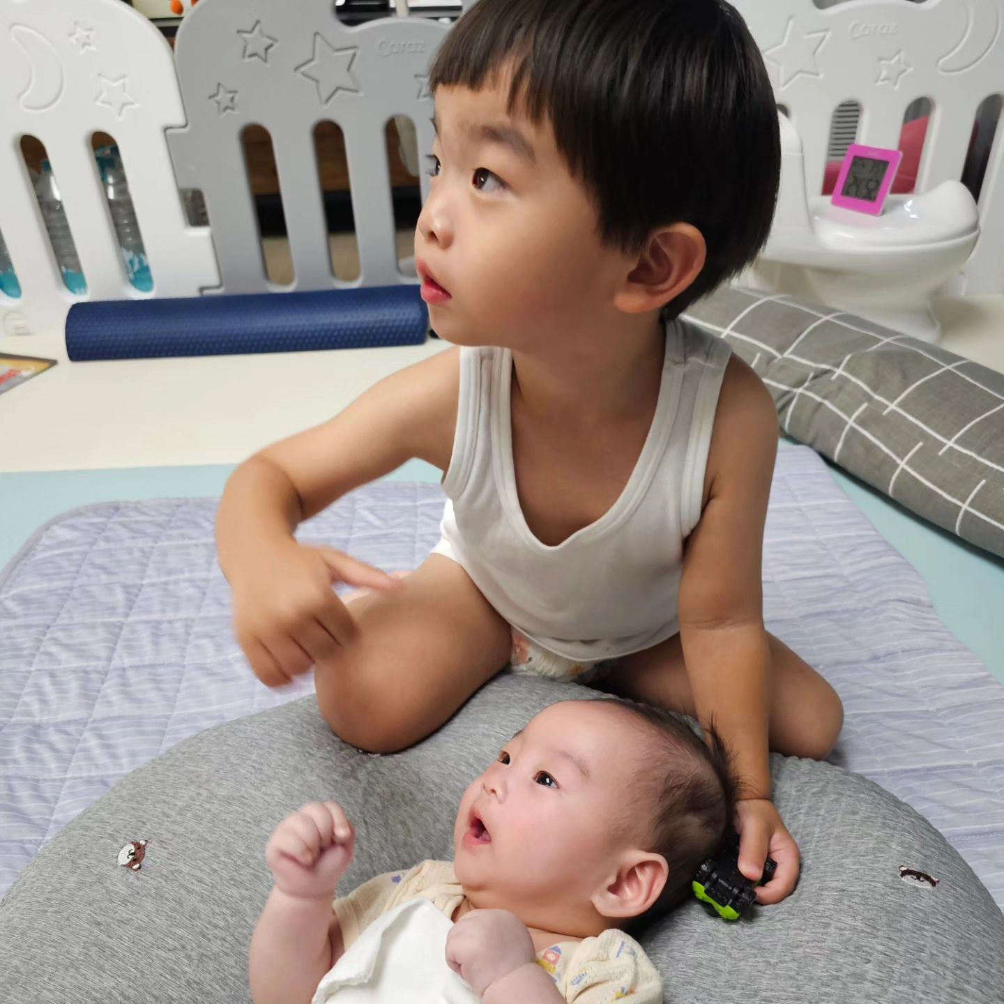 #Two-gi #투기형제 #질투 #지겨와 #사이좋게지내자 #특히첫째

이기안
이기준
투기형제들..말그대로 첫째의 투기란..
동생이 하고 있는 모든걸 뺏어감ㅋㅋㅋㅋㅋ