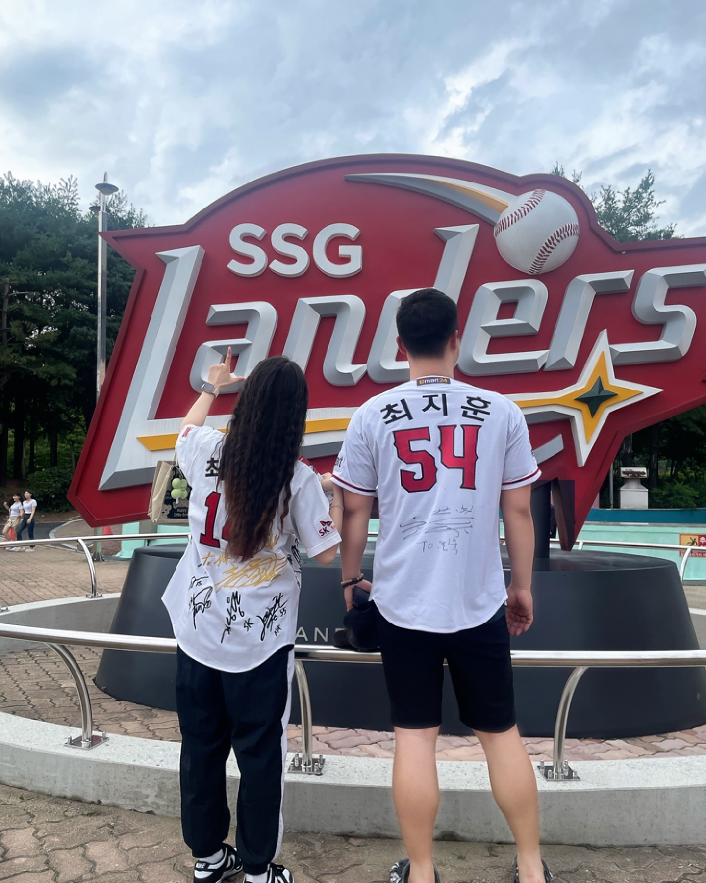 엄마빠랑 오빠랑 랜만에 야구장왔는데
1회시작하자마자 공격 한번 못 해보고 우취가 시롸,,,? 🥲

그래도 야구 젛아한다고 스카이박스 잡아쥬신
샤로운 직장쓰,, 너무나 러브입니다✨

담에 날 좋은 날 오빠랑 엄마빠랑 언니네랑 다같이 와야지,,룰루

#240720