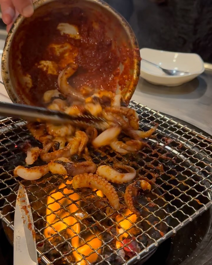 #석촌 #수빈식당

사진보니까 또 먹고싶음…
우연히 방문했다가 단골 되어버린 곳
먹어도 먹어도 질리지 않는 n번째 방문중 #수빈식당

꼼장어, 쭈꾸미 다 먹어봤는데 바로 인생 쭈꾸미집 등극
숯불에 구웠는데 이 야들함 어떡할껀데….
쭈꾸미로는 양이 부족해서 고등어구이와 나오는 세트 시키면 딱!
매콤한 양념+불맛=게임 오버….

📍서울 송파구 백제고분로41길 7
💸 Set 2(숯불쭈꾸미+고등어구이+계란찜) 53,000원

#술꾼돼지_석촌 #석촌역맛집 #석촌맛집 #송파맛집 #송파구맛집 #잠실맛집 #수빈식당 #일상 #daily #소통 #선팔 #맞팔 #먹스타 #먹스타그램 #맛스타그램 #술스타그램 #먹방 #존맛 #JMT #food