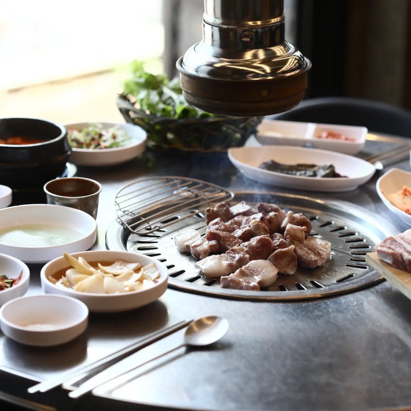 고기는 언제나 옳아~
덥디더운 여름 일지라도 여행은 못참지~
떠나요 제주도 음하하하
역시 여행의 묘미는 먹는맛!!

지인 추천받아간곳~♡
여긴 사장님이 새벽에 직접 흑돼지를
직접 고르기에 신선~~~
손수 손질까지👍👍

맛있는 고기는 한점만 먹어봐도
느낌~~딱 온다죠

여행왔는데 더운데 걱정말아요
사장님 혹은 직원분이 구어주니 세상 편한~🤭🤭

고기랑 촬떡인 
파채 비빔국수~~당근 주문~~🥰

여기~제주월드컵경기장 근처
맛집이기에  축구선수,감독님 등등~
들리신다고하네요

제주 서귀포시 신동로 25 / 서호동 1477-8
매일 12시 ~  22시 (매주 화요일 휴무)
064-738-7505

#섬돼지 #제주흑돼지맛집 #서귀포신시가지맛집 #서귀포신시가지흑돼지 #제주신시가지흑돼지 #제주도민맛집 #제주현지인맛집 #제주도민흑돼지 #제주현지인흑돼지 #서귀포흑돼지