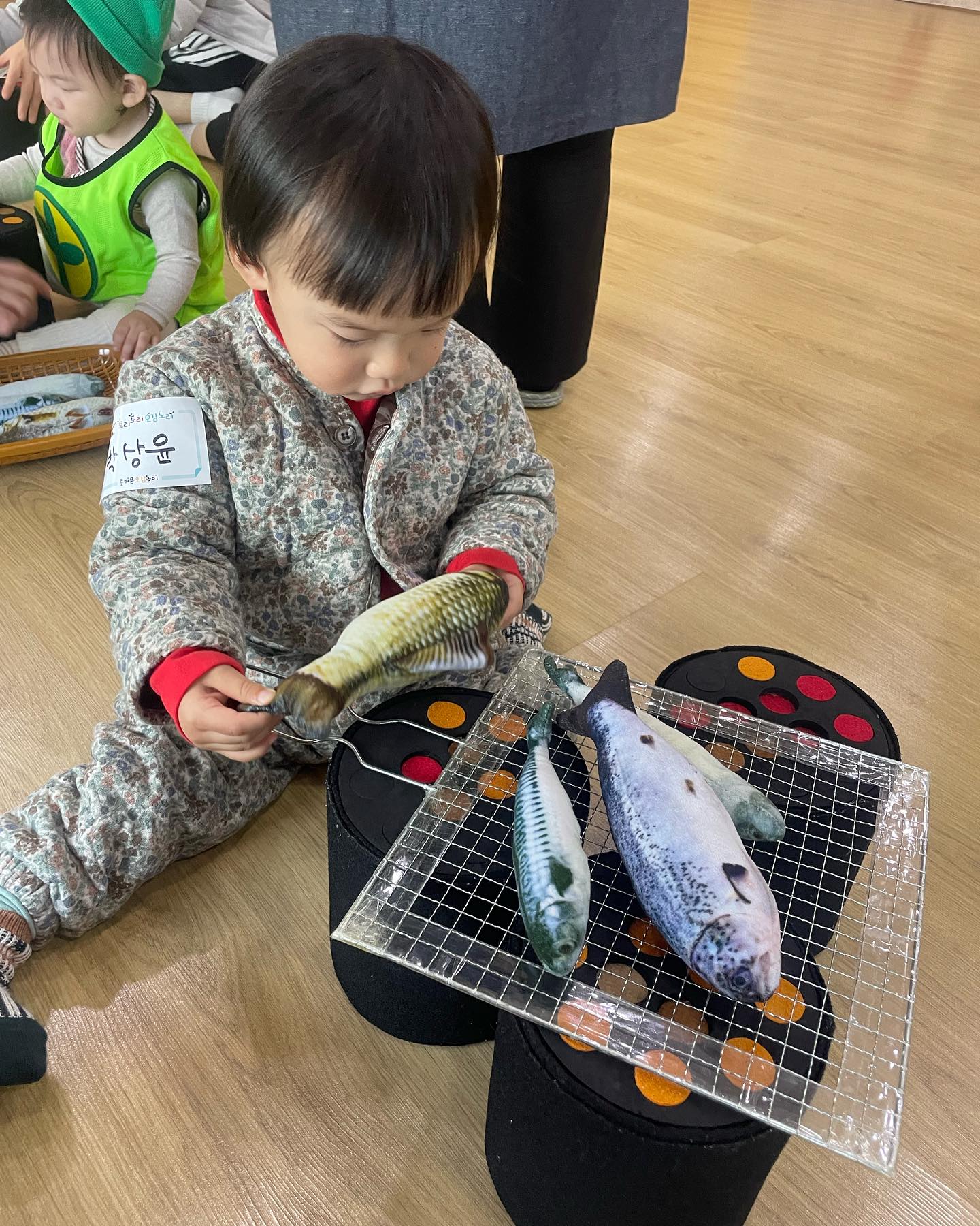 이번학기부터 듣기시작한 토리토리수업 
롤리폴리수업이랑 비슷한듯 다른 느낌?!?
롤리폴리가 활발하다면 토리토리는 좀더 차분한느낌

낮잠시간이 계속 바껴서 수업시간 잡는데 고생한 덕에
아침시간으로 고정하고 나서야 
좋은 컨디션으로 수업할수 있었다…

아는 사람이 없어서 조용히 수업만 듣고 왔었는데
이번 학기엔 조동친구들 만나서 반갑고 
꼬물이들이 뛰어다니면서 노는거보니 신기하고 ㅎㅎ

겨울이 지나면 어린이집도 가야하니
그전까지 엄마아빠랑 열심히 다녀보자❤️

#이든문화센터 #문센데이 #토리토리
#토리토리오감노리 #육아일상 #육아스타그램