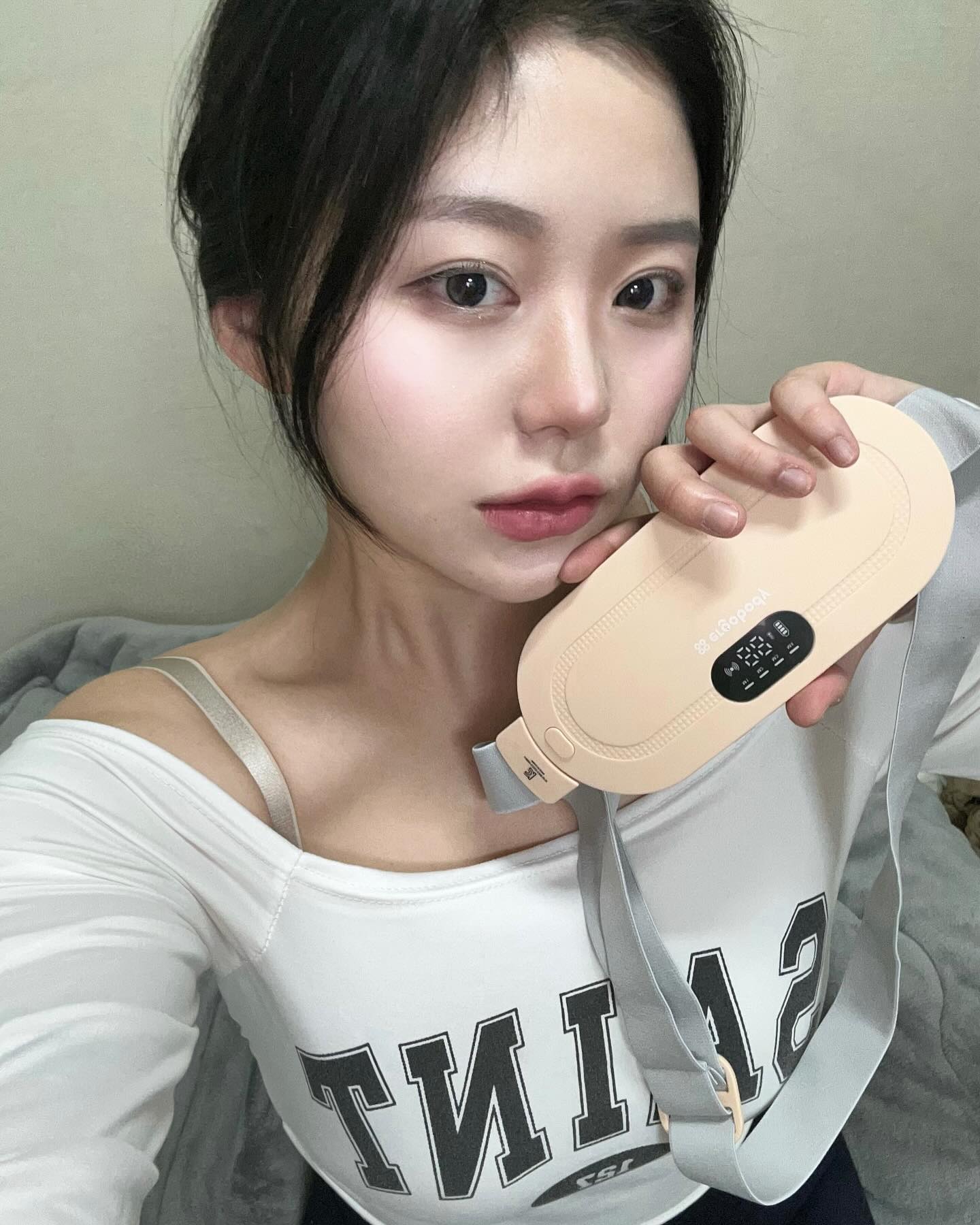 #광고 에르고바디의 소프디 벨트!
온열 기능과 마사지 기능 모두 탑재되어있는 온열벨트를 소개 할게요 🤭 

장점 1. 생리통 완화
진짜 제일 좋다고 생각했던 건 생리통 완화 효과 인데요! 찜질 팩보다 훨씬 가볍고 내가 원하는 온도로 오래 유지돼서 너무 좋았던 것 같아요🥹 제품 받은 직후가 생리주기와 겹쳐서 일주일 내내 달고 살았습니다! 진짜 가볍고 크기도 크지않아서 일할 때도 불편함 없이 착용하고 일했어요! 여자친구 선물로도 강력 추천 👍🏻👍🏻

장점 2. 복부&허리 통증 완화
소화 불량이나 변비 같이 불편하긴 불편한데 병원 가기는 좀 애매한😅 상황에 진동모드〽️와 온열모드♨️를 동시애 사용할 수 있어요! 또 허리가 아플 때 매번 도수치료, 물리치료 받기에는 금액 부담이 큰데요🥲 훨씬 가성비 좋게 허리 통증 케어가 가능하다는 점! 저는 어렸을 때 척추를 다친 적이 있어서 앞으로도 요긴하게 쓸 작정입니다😝 어머님 아버님 선물로도 제격이겠죠?🤭🤭

장점 3. 3단계 온열 조절+4가지 마사지 모드
50도/55도/60도 3단계 온열모드와
4가지 마사지모드로 다양한 부위에 찜질과 마사지를 한번에 즐길 수 있어요!!

장점 4. 타이머 기능
아무래도 온열 기계는 저온 화상을 염려하지 않을 수 없는데요 🥹 에르고바디 소프디 벨트는 20분 타이머 기능이 있기 때문에 걱정은 안전하게 사용할 수 있습니닷!!

#협찬 #에르고바디 #소프디벨트 #온열찜질기 #온열마사지기 #온열마사지 #허리찜질기 #전기찜질기 #생리통 #생리통완화 #허리통증 #여자친구선물 #여친선물 #그날필수템