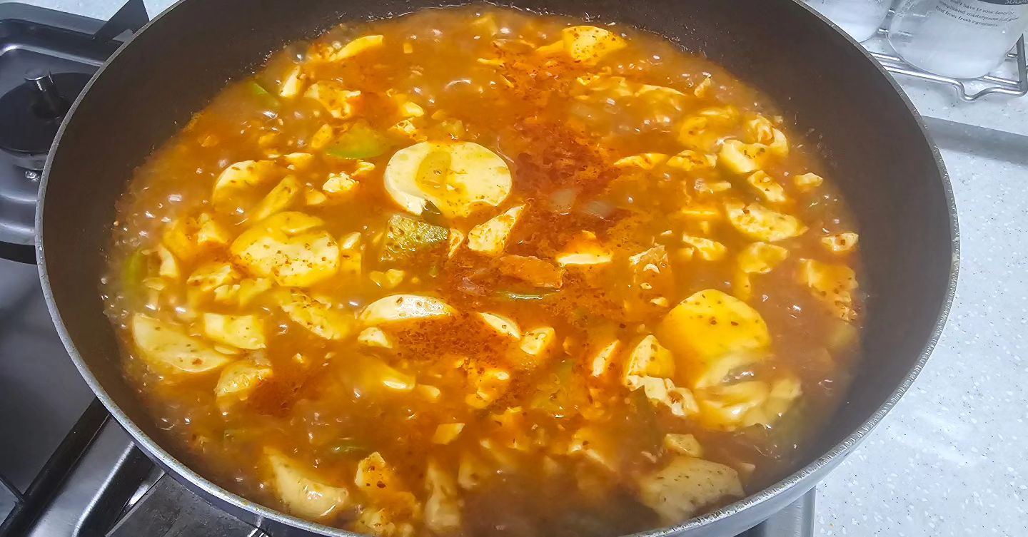 오늘은 쌀쌀하기두 해서 칼칼하게 순두부찌개!!