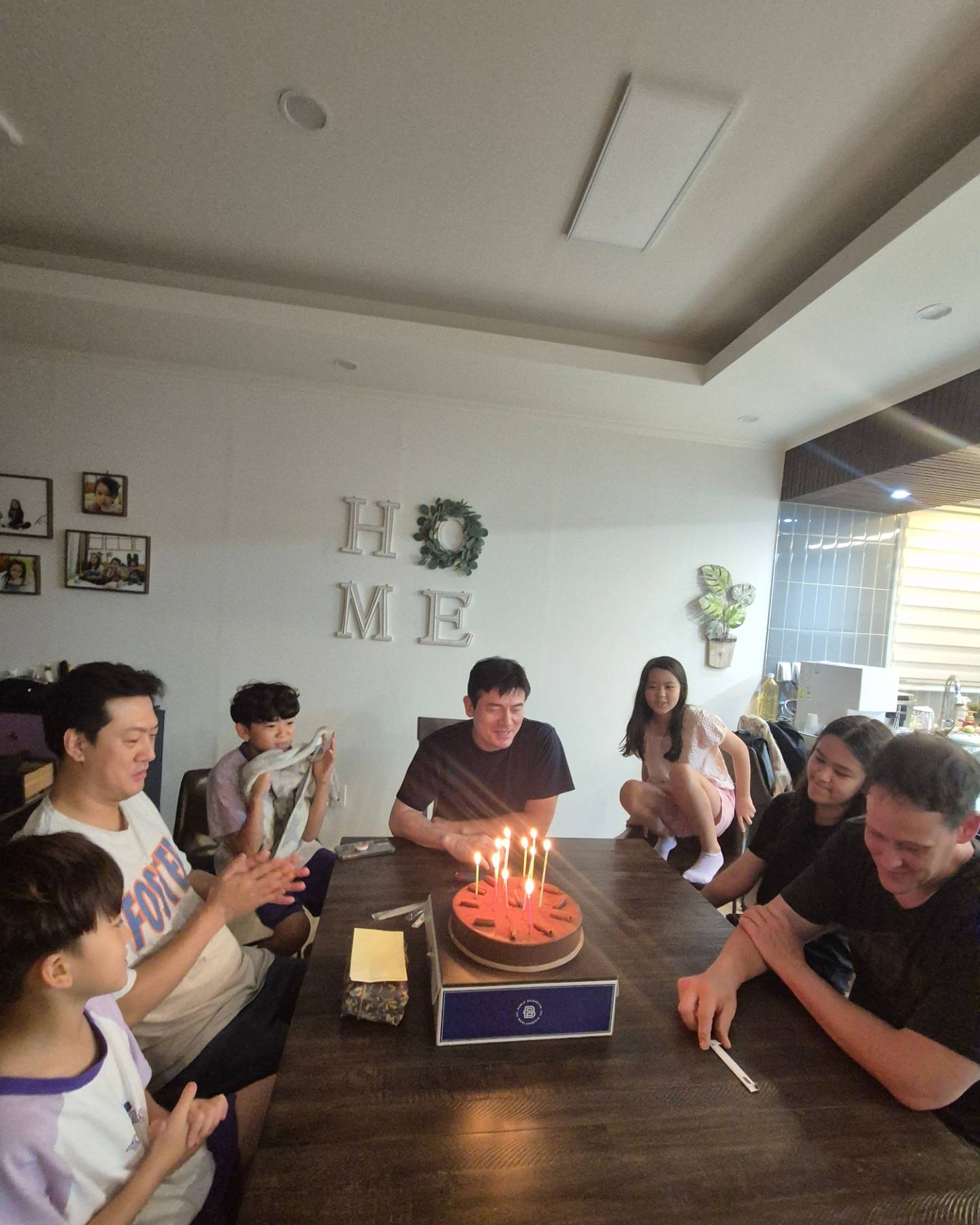깜짝으로 준비한,
로버트 고모부 생신파티🎂🎁🥳

미리 준비해 간,
케익🎂 선물🎁 편지✉️ 로~

감동받으신 로버트고모부👨

항상 어린이날, 크리스마스때,
🎁받기만 하다가,

선물과 편지드리며 축하해드릴수 있어서
모두~ 즐겁고, 뿌듯했던 시간🤗

파티 끝나고,
모두함께~ 
윷놀이 타임🤭🤗

#고모부 #생일파티🎂 #미국인고모부
#로버트고모부 #깜짝파티 #깜짝선물 #윷놀이