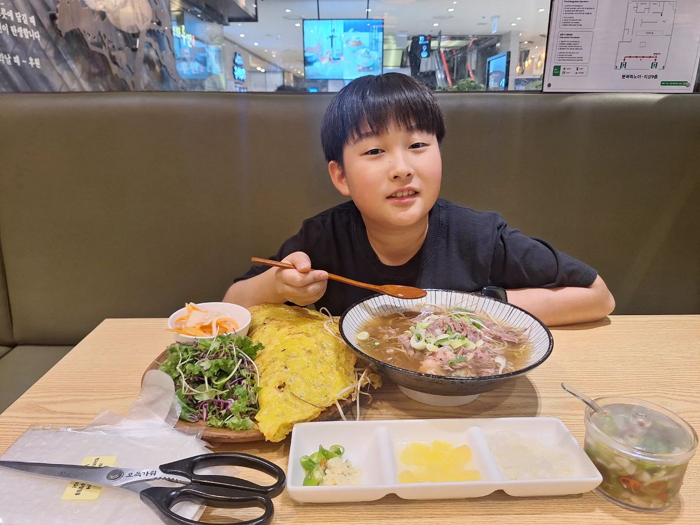 간만에 아들이랑 둘이 #데이트 
#범계맛집 #분짜하노이평촌뉴코아 킴스클럽 9층! 점심때 뷔페먹고 또 돼지런히 #맛집탐방 😁 #반세오 #쌀국수 양도 많고 반세오는 바삭바삭 고기도 실하고 쌀국수는 국물맛이 예술이네. 맛도 좋고 분위기도 좋고 오늘 #외식 #성공적👍 
.
.
.
경기 안양시 동안구 동안로 119 (호계동, 킴스아울렛) 9층 분짜하노이