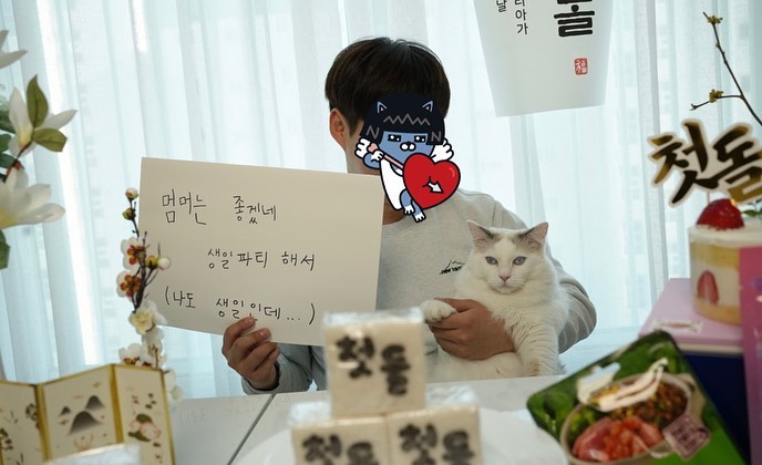여러분 우리 멈머 생일이에요🥳

남자친구도 생일이랍니다~🤣

멈머의 첫 돌 사진💕
남자친구랑 멈머랑 생일이 같아서 멈머 생일파티에 낑겨서 사진 찍었지만 즐거워해서 다행이다🤣

3/8 둘 다 생일 축하합니돳~~~🎉

#고양이 #랙돌 #돌잔치 #생일파티 #생일축하해 #멈머랑 #남자친구랑 #데스티니 #인건가 #고양스타그램 #catstagram #집사의하루 #냥팔맞팔 #집사맞팔