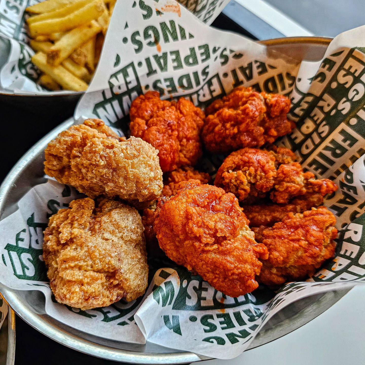 #협찬 윙스탑 강남점🐔
평범한 치킨이 아니다?
내맘대로 선택하는 다양한 플레이버의 향연,
정통 아메리칸 치킨을 맛보고 싶다면 당장 윙스탑으로 달려

순한 맛부터 매운 맛까지
뭘 좋아할지 몰라서 다 준비했어
✔️ 루이지애나 럽
✔️ 레몬페퍼
✔️ 갈릭파마산
✔️ 스윗 스파이시 소이
✔️ 망고하바네로
✔️ 오리지날 버팔로
✔️ 히코리 스모크 바베큐
✔️ 어토믹
✔️ 인페르노

배민으로 주문시 3,000원 할인쿠폰 제공❕️
.
.
#치킨 #치킨추천 #햄버거맛집 #윙봉 #버팔로윙 #랜치소스 #감튀맛집 #어니언링맛집 #치맥맛집 #찐맛집 #코울슬로 #맥주 #순살치킨 #순살치킨맛집 #치킨버거 #빅플레이버버거 #강남맛집 #강남역치킨 #신논현맛집 #강남치킨맛집 #강남역맛집 #신논현역치킨 #감자튀김맛집 #맛있는치킨 #치맥파티 #고터맛집 #고속버스터미널맛집