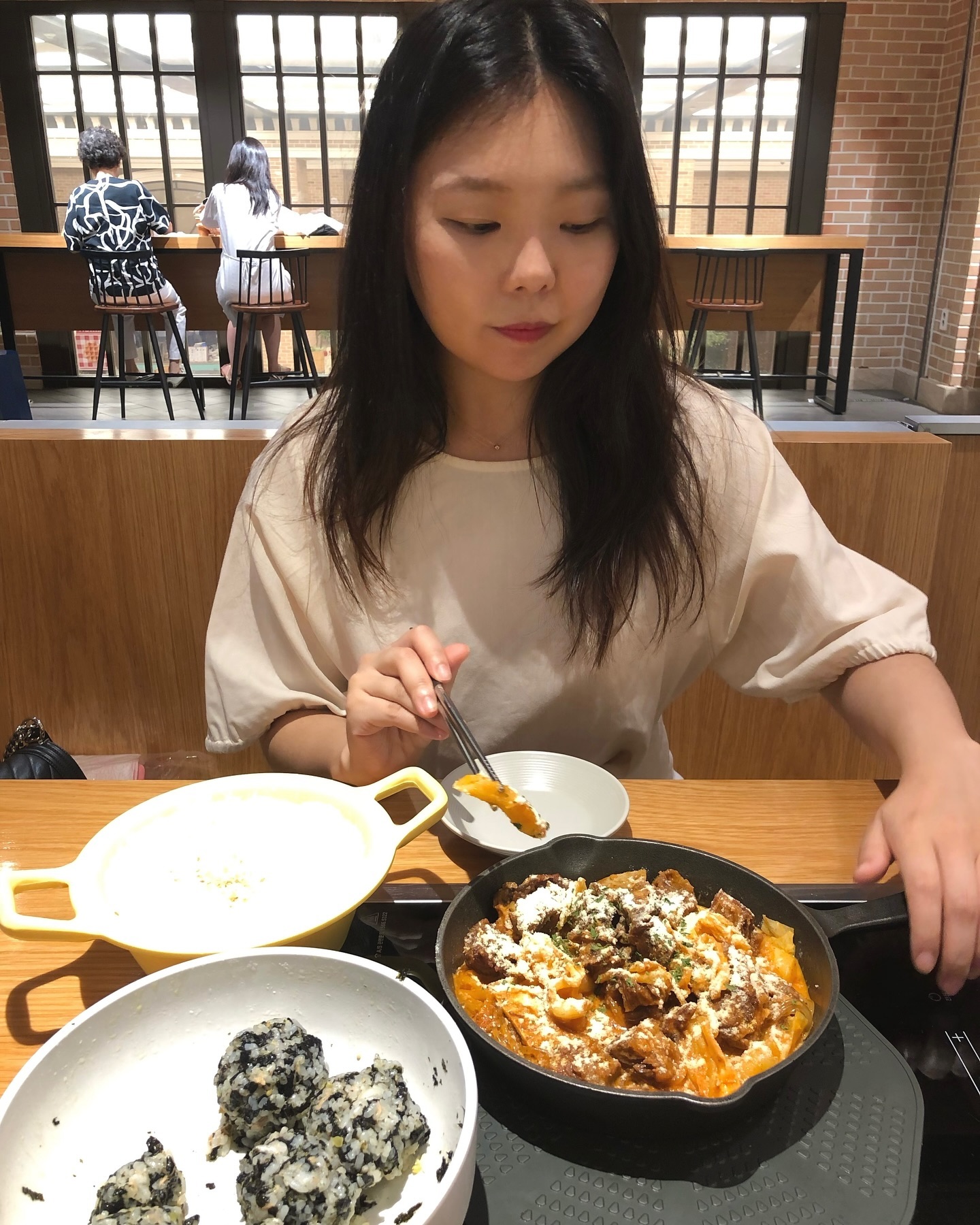 #협찬 강남역에서 유명한 소갈비찜 맛집인 매우매오가 파미에스테이션에 입점해서 다녀왔습니다아

매운맛 1~6단계까지 조절 가능해서 맵찔이인 저도 맛있게 매운맛을 느끼고 왔습니다.... 특히나 크림소갈비찜은 크림소스가 추가되다 보니 기존 맵기보다 덜 맵고 부드럽게 먹을 수 있어서 온 가족이 와서 먹어도 좋을 것 같아요! 

진짜 탄수화물 쟁이에게 너무 좋았던 점은 떡, 당면 무한리필...♥
볶음밥도 인기 많은데 주문하면 새롭게 조리되어서 위생적이고 
치즈 양도 미쳐써요..

몰에 들어와있는 매장들 같지 않게, 카페같은 우드톤의 감성 인테리어라서 
데이트할 때도 너무 좋은 분위기에요🤍
파미에스테이션 오면 이제 고민 안하고 바로 방문해야게써요

#매우매오 #고속터미널맛집 #고터맛집 #파미에스테이션맛집 #강남신세계맛집 #소갈비찜 #크림소갈비찜