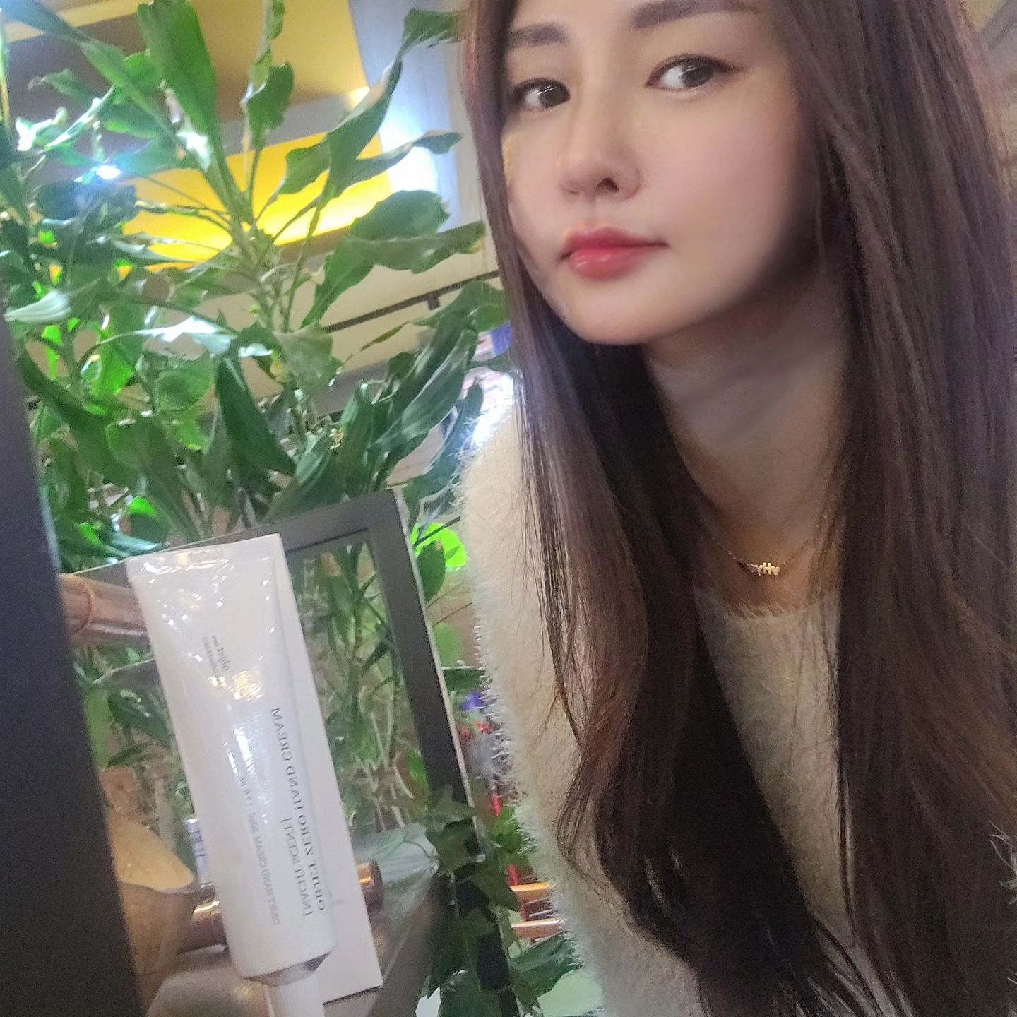 #협찬 #오브제 제로 핸드크림🧴 

끈적이지 않고 산뜻하게 발리면서 
샌들우드와 유칼립투스가 만나 숲속에 들온 듯 한 
은은한 우디향 나흐트향^^🌲🌳☘️🌿🍀 

까슬까슬 건조하던 손에 보습을 도와주는 촉촉한 시어버터!!👍👍👍 

선물하기도 좋고 가방에 쏙 들고다니기도 좋네요~^^💕💕💕 

#살림백서 #살림은백서빨 #핸드크림 #핸드크림추천 #핸드로션 #시어버터 #선물추천 #주방인테리어 #거실인테리어 #하우스그램 #홈스윗홈 #미니멀리즘 #살림스타그램 #화이트인테리어 #집인테리어
