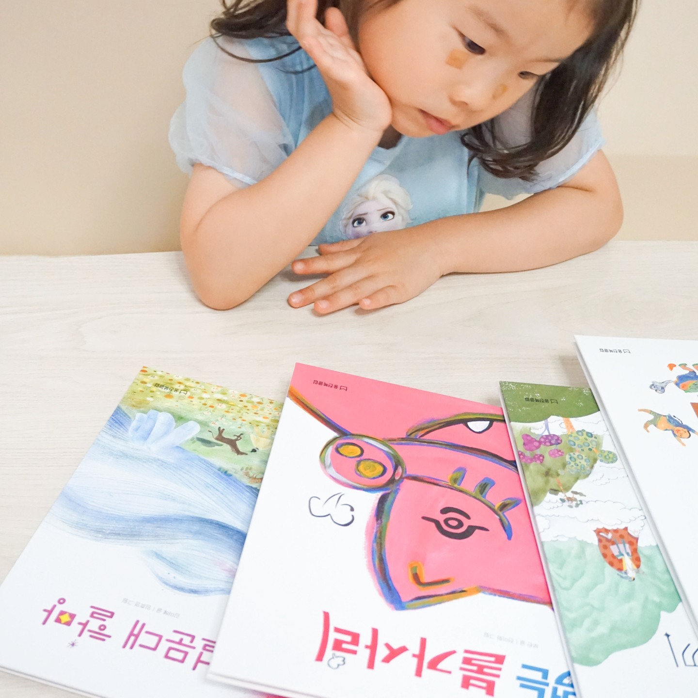 #협찬 

5세 딸아이는 요즘 뭐든게 궁금해요!
현충일은 뭔지, 태극기가 뭔지 폭풍 질문 :)

우리나라 전통과 문화를 알려주면서
인성발달에도 긍정적인 길잡이로 선택한 전래동화전집!
📚웅진 오롱도로롱옛이야기 & 스토리캡슐 우리 역사

재밌게 읽어주고~
책에서 배웠던 것을 일상생활에서도 적용하는 모습을 보니 아주 기특기특 뿌듯뿌듯

이렇게 책읽은 후에는 웅진북클럽 독후활동으로 좋아하는 그림도 열심히 그려주니
즐겁게 책육아하게 되네요 😊

#웅진북클럽 #5세전집 #5세전집추천 #오롱도로롱옛이야기 #스토리캡슐우리역사 #웅진전집 #웅진북패드