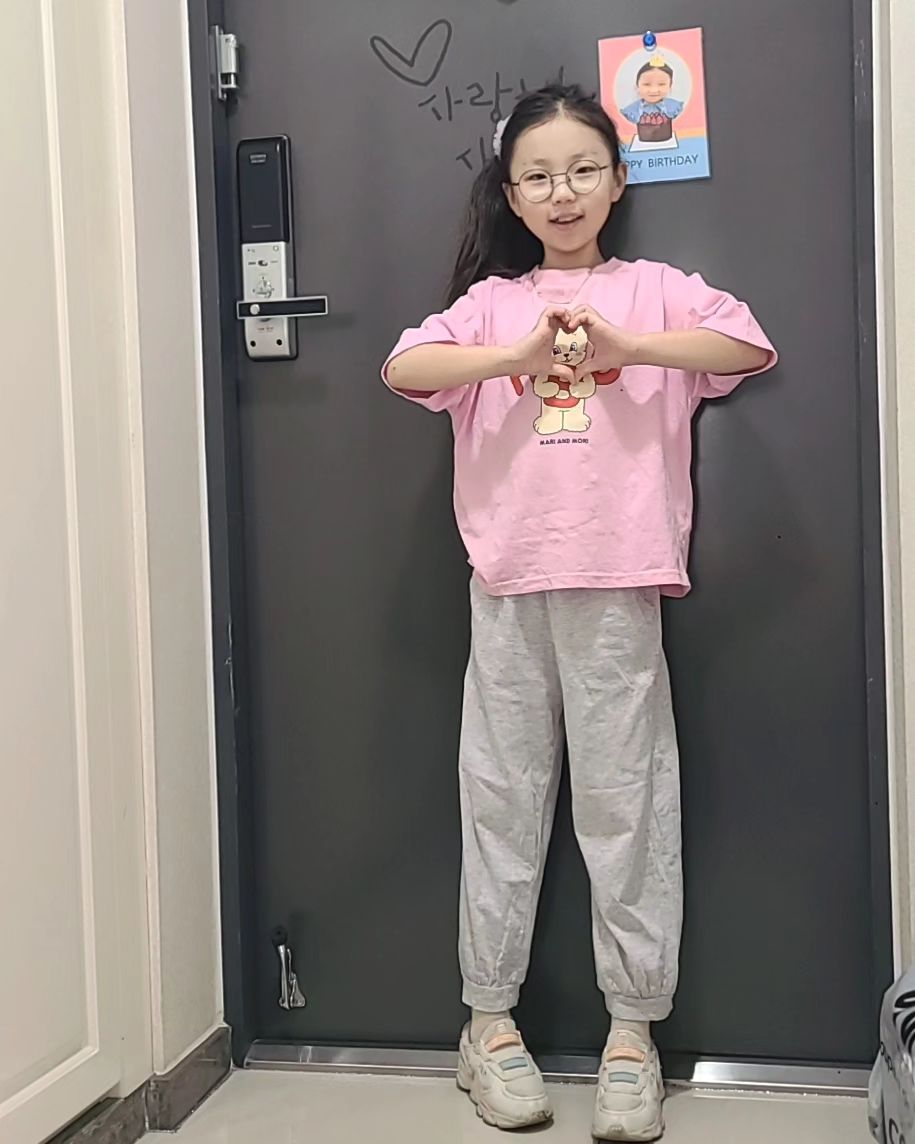 #등교완료🙋‍♀️ 
이쁜내시끼:)
지각했지만 오늘도 밥 빨리 먹고 준비 완료😍