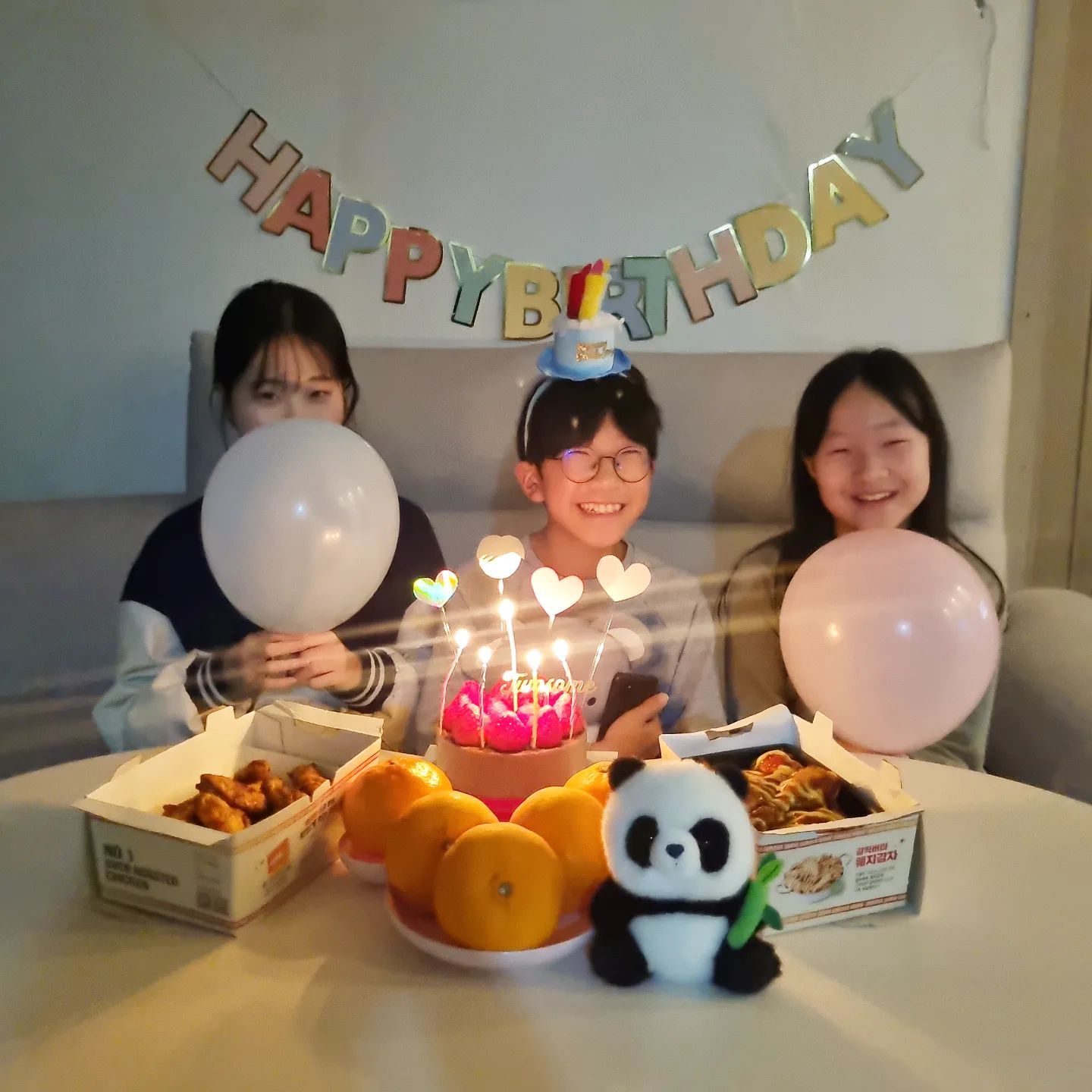 ⠀
생일이라고 더 함박웃음인 아드리~🎂
눈웃음 어쩜 좋아  ㆅㆅ ㆅㆅ
사진 찍어주는 애미까지 절로 미소가 ｡◠‿◠｡
항상 그렇게 밝게 사랑받으며 자라자 🫶
엄마의 아들로 태어나줘서 고마워~Ｉ Lᵒᵛᵉᵧₒᵤ 🩷
⠀
#생일축하해아들 #예비중1 #눈웃음발사
#함박웃음😄 #아들생일 #아들맘그램💕 #다둥이그램