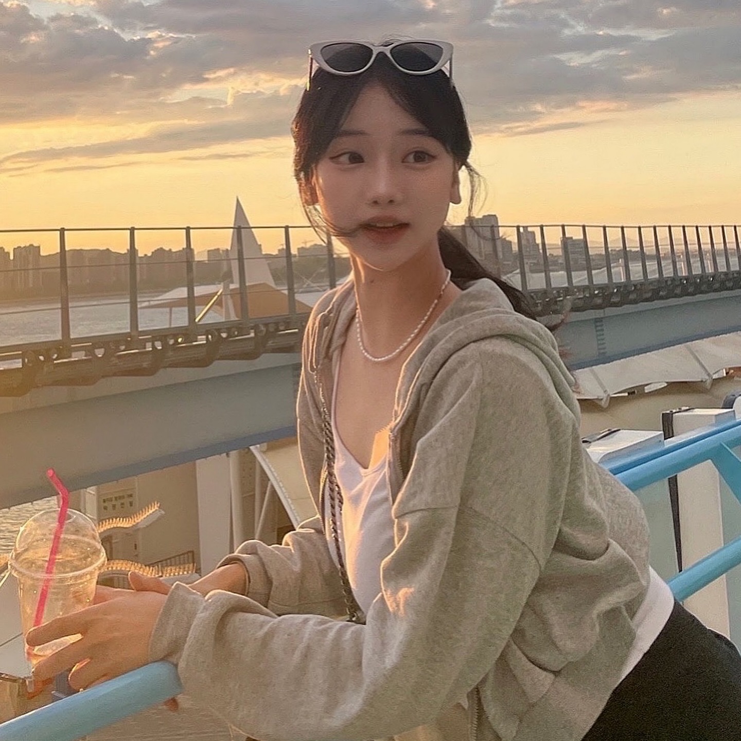 🌅👀🎡🌊🖤