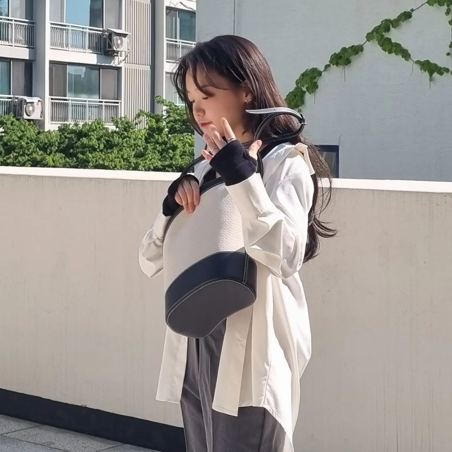 #협찬 정말 요즘 최애 마치란테 키스백
엄청난 수납력으로 아이패드에 화장품 파우치 수납은 기본

브랜드 디자이너백으로 퀄리티도 좋고 밴딩프라임으로
남이 쉽게 오픈할 수 없게 제작된 잇템

곡선형으로 제작되어 편하기도 하고 예뻐서
혼자만 매고싶은 유니크한 제품이지만 
막상 나만 알기는 정말 아까운 그런 가방⋯🥹

미니백 구성까지 너무 알차고 예쁘다 예뻐💕

#미니백 #키스백 #마치란테 #디자이너브랜드 #디자이너가방