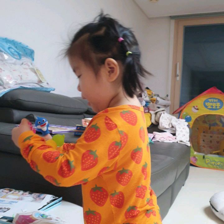 #소띠아가
#1148일
#38개월22일
어린이집 언니반 간다고 요즘 각오가 대단하신분 ㅋㅋ
맨날 뭐 하면 언니반 가야되니까 언니반 갈꺼야 라며 ㅋㅋㅋㅋㅋ
새학기를 앞두고 기세가 엄청나다 ㅋㅋㅋㅋ
갑자기 언니반 가야된다고 하면서 변기에다 소변대변 가리기 시작하심
새학년 새학기의 효과는 엄청나구나

36개월부터 dvd로 영어노래 같은걸 노출중인데(1차로는 돌잡이영어, 지금은 잉글리시에그) 돌정도부터 들었던 사운드북의 노래와 어린이집에서 배워온 것을 지금시점에 흥내며 노는 중 ㅋㅋㅋㅋ 이래서 노출이 중요하다는 건가..(듣기 말하기 읽기 쓰기 의 순서라며... 듣기 차고넘치게 해줘야 한다고 함....)

그리고 계속되는 인형놀이
병상수가 꽤 많은걸 보니 병원급인가봉가