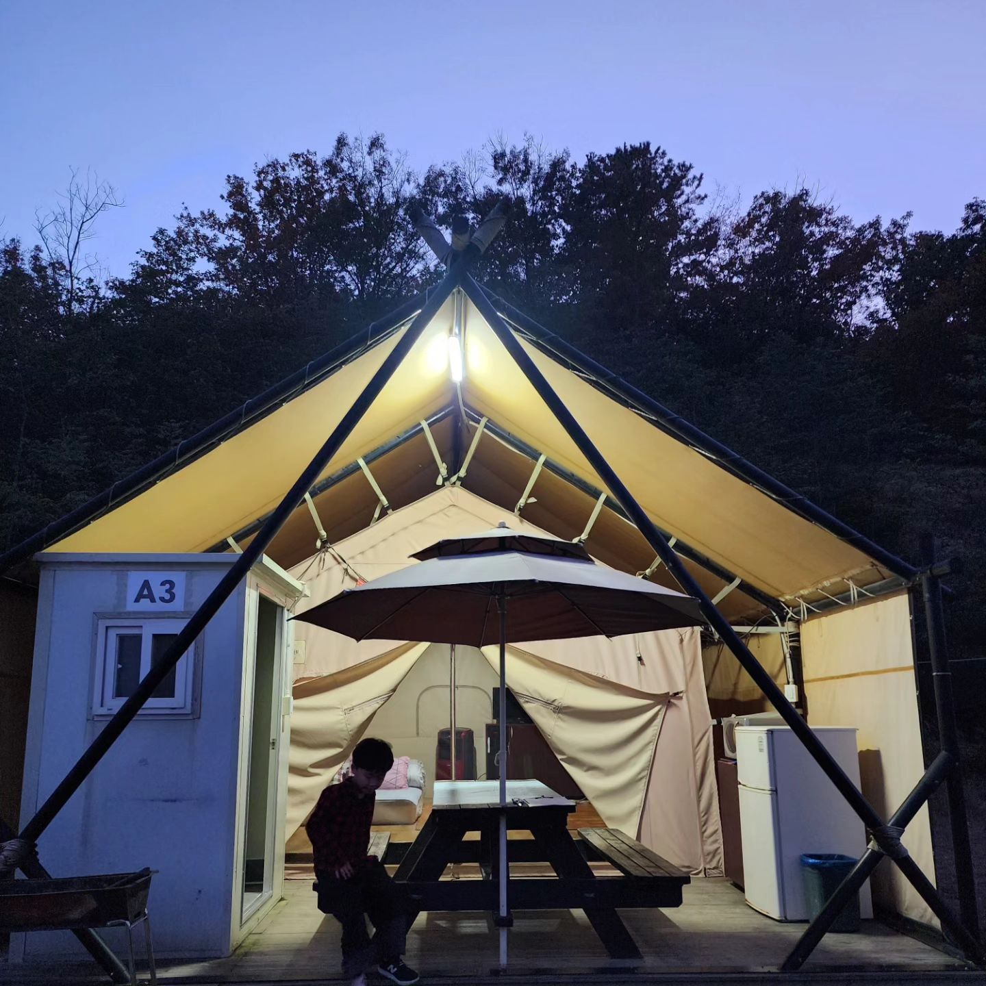 캠핑가고 싶다고
노래부르는 8살아들

소원이뤄주려
10월 마지막 주말
서울근교
강화도 하늘바다글램핑장 방문

캠핑 초보 엄마아빠
비장한 각오로 
고기를 굽는 아빠.

야심차게 준비한
쿠팡표 닭꼬치
기대 이상으로 맛있음.

직원분은 친절하심.

단,
역시 예상보다 추움.
큰 개 두마리를 풀어놓고 키우심.
개무서워하시는 분 비추
순하다고 안문다고함

#강화도글램핑
#첫캠핑 
#10월마지막주말 
#가을캠핑
#캠핑은처음