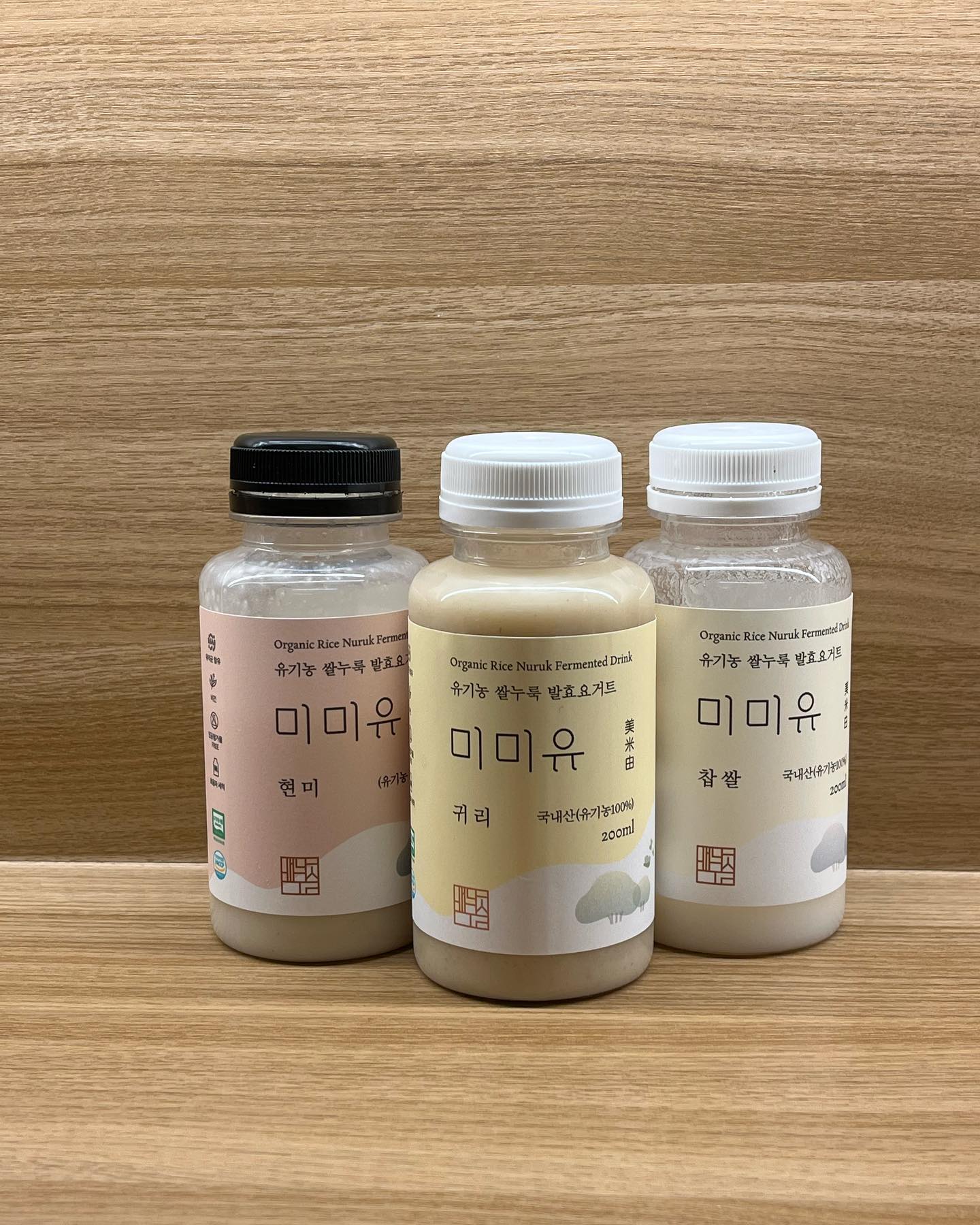 #협찬

아기음료 선택하기 쉽지않쵸?
건강을 생각한 유익균이 풍부한 음.
누룩공방배나무실 쌀누룩요거트추천드려요!

쌀누룩요거트는 국내 유기농 쌀로 만든 
쌀누룩의 발효과정에서 생성되는 효소 
성분으로 소화와,장 활동에 도움을 줘요.

NO설탕, NO유제품, NO합성첨가물로 
건강하면서 간편하고 맛도 있어요 ㅎㅎ

유제품이 아니기 때문에 유당분해에 어려운 
분들이나 채식하시는 분들도 추천👍🏻

저는 과일이나 견과류와 함께 갈아서
종종 먹는데
쉐이크같고 더 맛있어져요 ㅎㅎ

누룩공방배나무실이 금번 국무총리상을
받았다고하니 믿고 먹을 수 있겠죠🫶🏻

__________________________

#쌀요거트 #쌀누룩요거트 #쌀음료 
#아기요거트 #유기농간식 #어린이간식 
#유아음료 #유아간식 #어린이음료