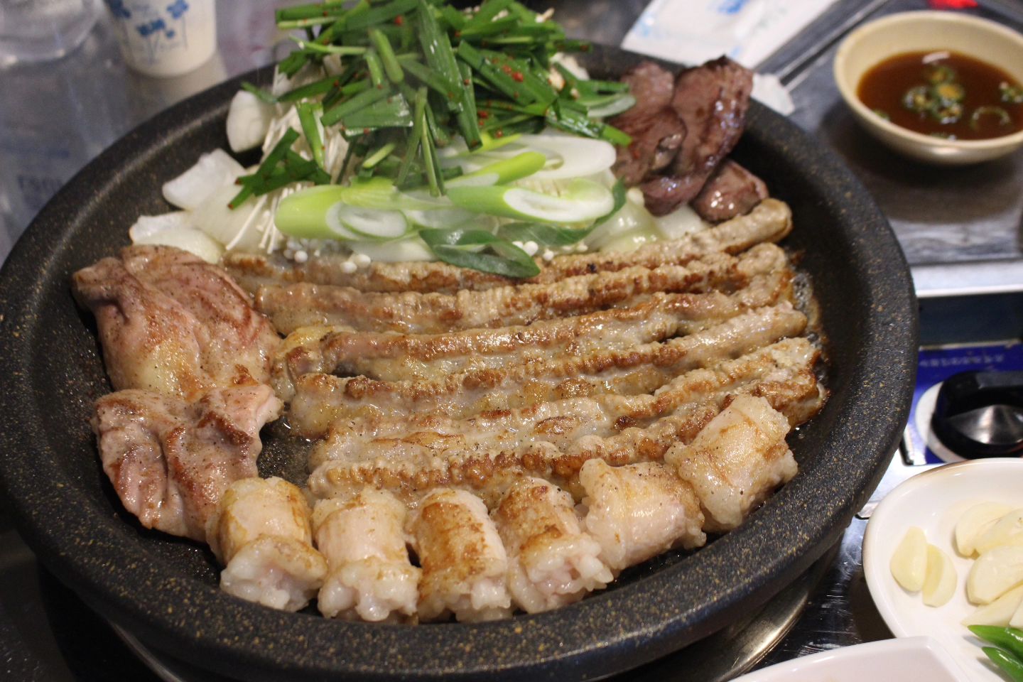 식감부터 미친 곱창맛집👉
곱창 곱 안에 통마늘 넣은 센스 무엇?
벌써2대째 운영한 곱창집노하우로 정직하게 맛있는  곱창만 내어주는집
재료도 신선해서 먹기좋으니까  사당역에선 유명해요
우린 모듬곱창 먹고 마늘곱창도 주문~
 곱창,대창,막창,염통까지 다 먹을 수 있어서 좋았죵
느끼함없이  꼬숩게 먹을 수 있으니까 얼른 가보세요.

집부추곱창🤳
서울 서초구 방배천로 2길 37
사당역 13번,14번출구 도보3분
2시 영업시작
02-583-4993

#사당역맛집#사당맛집 #마늘곱창 #통대창 #곱창집 #사당동맛집