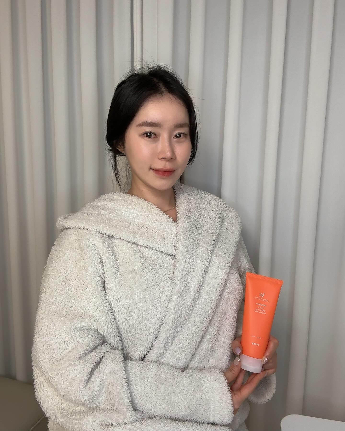 #협찬 

수면팩이지밤 끈적임 없어요!
탱글한 제형이라 매일 요즘 잠들기전 수분비타민 듬뿍 바르고 취침모드~ 

 상쾌한 향도 기분좋아서 숙면하게 되고 피부도 그래서인지 다음날 톤도 밝고 맑아보이는거 같아요!!! 

11가지 멀티 비타민과 직접 추출한 비타민 열매 추출물이 함유되어 영양가득 수면팩 할수 있으니 사용해보세요 ❤︎ 

 #마스크팩 #비타플래닛 #슬리핑마스크 #미백 #여름기초 #마스크팩 #슬리핑마스크팩 #비타민 #브라이트닝