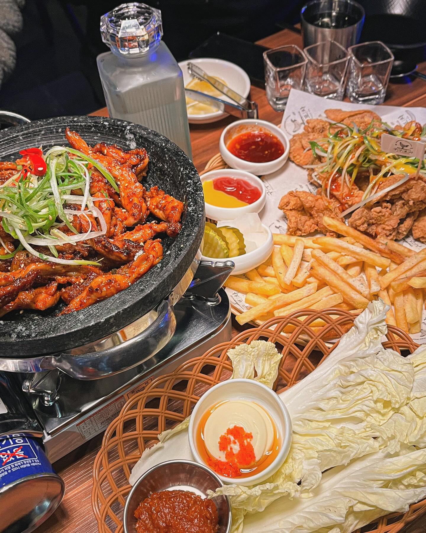 #구구포차 #구구포차고성점 

🚦대구 북구 옥산로 90-1 1층

🕖 매일 17:00-05:00 (04:10 라스트오더)

‼️단체 이용 가능, 포장, 배달, 예약, 무선 인터넷, 노키즈존

새로 오픈한 고성동 신상 안주맛집 ✨
“구구포차”

들어가자마자 친절한 사장님이 반겨주셔서 첫인상부터 좋았던 곳 ☺️ 

📓
숯불치킨세트 3/4인 (닭갈비,닭목살,무뼈닭발,양념막창(+1000) 중 택1) 31900₩

치킨삼총사 20900₩

얼큰김치우동 6900₩

날치알 4색 주먹밥 5900₩

99% 치즈스위트콘 8900₩

일품진로 25 실속세트 24900₩

이렇게 모아놓고 보니까 참 다양하게 시켰다

하나하나 다 너무 맛있어서 술도 술술 들어가고 안주도 술술 들어가서 평상시보다 엄청 많이 먹었다 🥹

닭목살은 숯불향이 나서 밥이랑 잘어울리고 
김치우동은 가격에 비해서 재료가 너무 푸짐해서 가성비 👍🏻
치킨은 말할 것도 없이 존맛탱 

같이간 일행이 알배추 귀신인데 알배추가 기본 안주로 나와서 진짜 깜짝놀랐다 마요네즈랑 같이 먹으면 최고 센스짱이다

추억의 쫀드기도 두개나 줘서 석쇠에 구워먹으니까 재밌었다 ❣️

음식도 빨리나오고 완전 친절한 직원분들이 바로바로 세팅해주셔서 성격급한 나에게 딱 좋았던 곳 ✌🏻
위치도 구석진 곳이 아니라 도로 앞에 있어서 찾기도 쉽고 도란도란 이야기할 분위기 맛집을 찾는다면 구구포차 고성점 추천 ❤️

#구구포차 #구구포차고성점 #고성동 #고성동술집 #대구술집 #대구dgb파크맛집 #고성동맛집 #고성동치킨