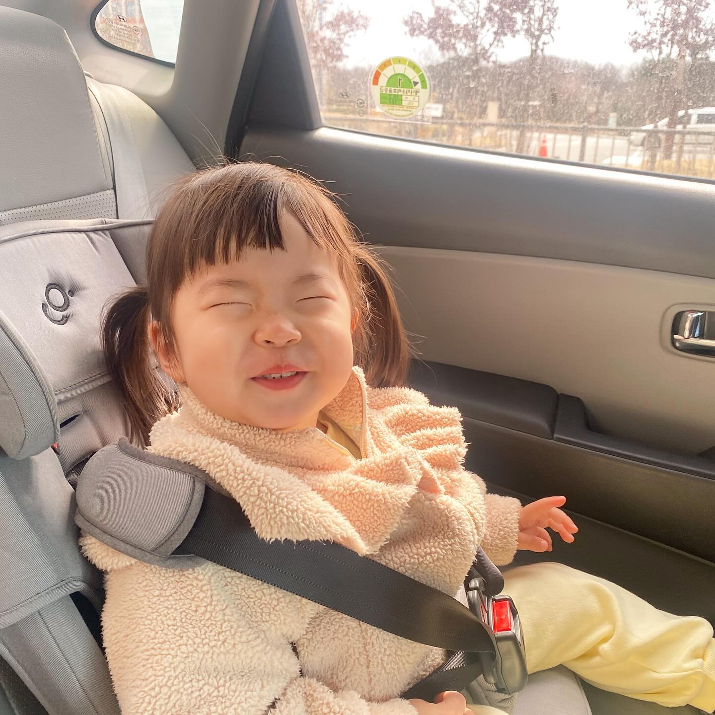 #제품제공 #채아스타그램
채아는 3월부터 숲체험 어린이집에 다니게 되었어요😊
활동성 강한 채아는 매일 얼집에서 실외활동을 해서 참 좋아하는데요ㅋㅋ
외출하면 피부가 자외선에 노출되다보니 그게 또 걱정이더라구요ㅜㅜ
그래서 이번테 보타니컬테라피 선밀크를 들이게 되었답니다🧴
✅리프베리어 성분이 들어있어 피부 진정에 도움이 돼요🌿
✅티어프리 인증을 받아 얼굴에 발라도 눈이 따갑지 않답니다 (자극지수 0.00)👀
✅전용 리무버 없이 1차세안으로 깔끔하게 지워지는 편리함💦
✅끈적임 없고 가벼운 텍스쳐로 여름에 발라도 부담스럽지 않아요☀️
✅논나노무기자차 성분이 들어있어 36개월 미만이 발라도 걱정 끝!
.
이거 채아한테 발라보니 얼굴에 가볍게 챡 발려서 너무 좋더라구요.
저희 가족 다같이 사용하고 싶을정도 ㅋㅋㅋ
앞으로 외출시에는 무조건 보타니컬테라피 선크림 잘 발라줘야겠어요!!
.
.
.
#아기선크림 #아기썬크림 #육아스타그램 #30개월 #아기썬밀크 #보타니컬테라피썬밀크 #물로지워지는썬크림 #유아선크림 #아기화장품 #유아화장품