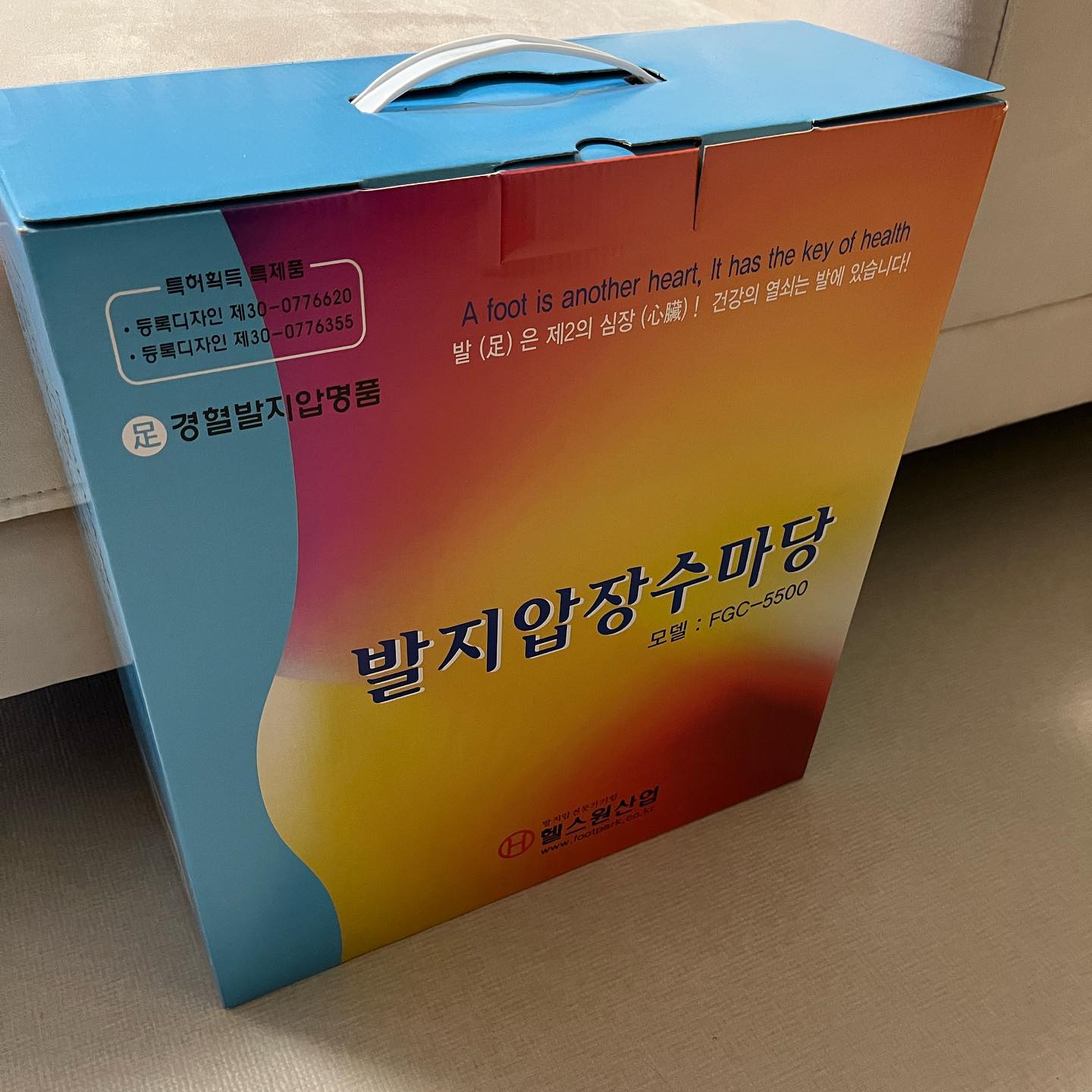 #협찬 

발이 편해야 몸이 편하다는 말이 있죠 🙌

하루 종일 일상생활에서 움직이고 있는 발은
우리 신체중에서 피로를 가장 많이 느끼는 부분인데요~

장수마당 발지압 매트는
인체 발바닥 구조에 맞게
자갈지압효과,건강용천봉지압효과,건강자석지압효과
3중 지압요법으로 
걷기만 해도 탁월한 지압 효과가 있는 지압매트랍니다.👍👍

이미 KBS 6시 내고향,러닌맹,개그콘서트 등
다양한 방송에 나온 제품 📺

효도 선물, 건강선물로도 추천합니다‼️

#발마사지 #발지압 #지압매트 #발바닥지압 #부모님선물