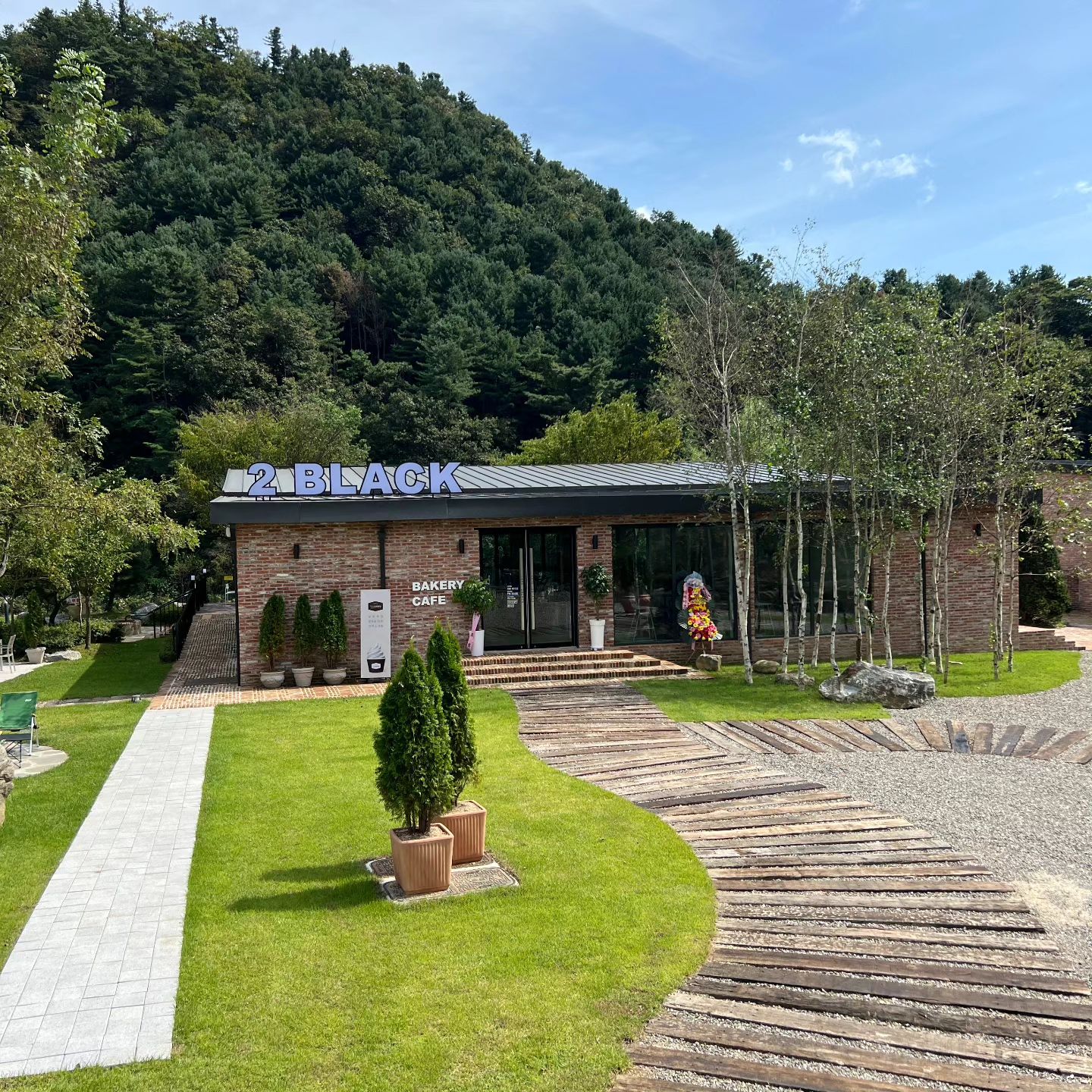 #광고
우리의 데이트 장소 중 하나, 가평쪽에 시원한 계곡뷰 좋고 베이커리가 맛있는 카페가 있는데요.
2BLACK(투블랙) 대형 베이커리 카페!
매일 아침부터 만들어지는 신선하고 다양한 빵과 커피, 음료와 자연을 고스란히 느낄 수 있는 곳이고
특히 야외 테라스에서 시원한 계곡 뷰를 즐길 수 있고 여름엔 계곡에서 직접 물놀이도 가능한 곳이지요~

우리가 투블랙에서 애정하는 베이커리는 바질소스와 토마토,치즈가 들어간 투블랙 미니 핏짜와 먹물반죽으로 더 쫄깃하고 짭쫄한 소금빵 안에 달콤한 크림치즈가 들어간 단짠의 투블랙 먹물크림치즈 소금빵이 단연 베스트!
상큼 달콤한 청포도 에이드와 상쾌한 페퍼민트와 은은한 레몬향이 좋은 페퍼민트레몬티도 추천할만 합니다.

이곳 카페가 또 좋은게 카페에서 차로 10~15분 거리에 가평 핫스팟 베네스트 골프장이 있어
골프장에 오며 가며 들러 계곡뷰를 보며 힐링 한번 더 할 수 있는 곳이라는 점이죠.ㅎ
인생샷을 건질 수 있는 포토스팟,계곡뷰 자리, 내부 빔,거울, 대형 액자까지
카페 인테리어도 예뻐 여친이 더 애정하는 카페라 친구끼리, 데이트장소로 추천드려요!!

2blackcafe
#가평카페 #카페투어 #신상카페 #카페스타그램 #카페인테리어
#카페추천 #카페그램 #커피 #분위기좋은카페 #가오픈카페 #감성카페
#카페일상 #가평대형카페 #계곡뷰카페 #가평투블랙