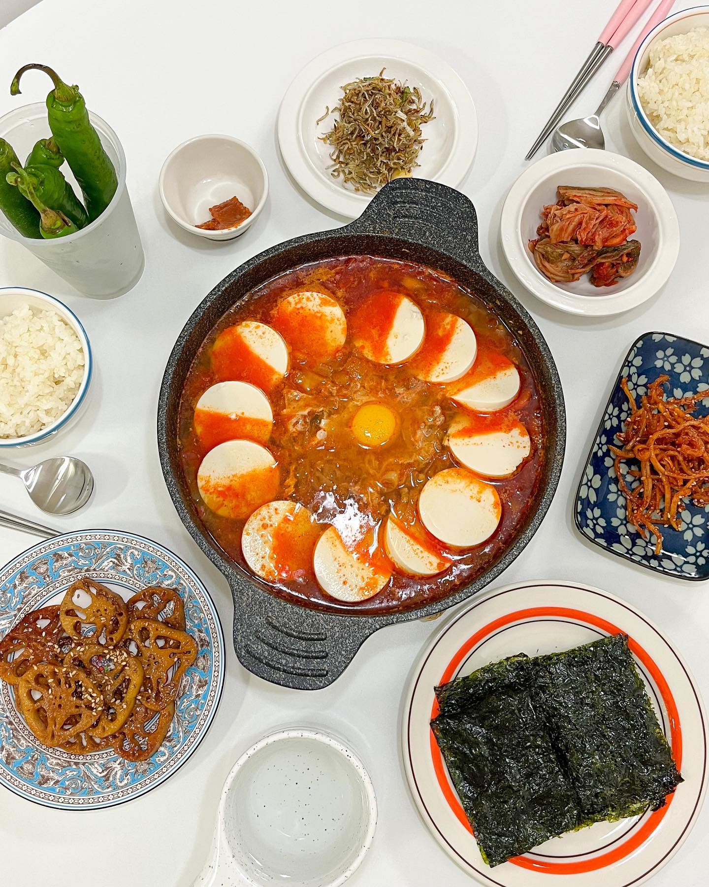 _
[순두부찌개🍚]

돌고 돌아 반찬데이는 왜이렇게 빨리 오는거죠!?
지난 주말에 마른반찬 세가지 만들어 보았어요.
멸치볶음, 진미채, 연근조림 이렇게 세가지요!
그리고 오랜만에 순두부 먹고 싶어 김치 송송 썰어 넣고
칼칼하게 김치순두부찌개랑 한 끼 맛있게 먹었답니다:)
요즘 집밥 뭘해먹어야할지 고민이 많아요ㅠㅠ
건강식으로 맛있는 메뉴 추천해주세요🤭🤪

_