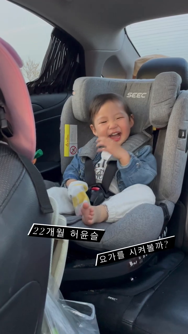 아니.. 발냄새 날건데🫠
어린이집에서 맨발로 다니면서 ! 발바닥 지지인데💦

#아기릴스 #요가 #아기요가 #seec #제주 #제주현지인 #22개월아기 #꼬마숙녀