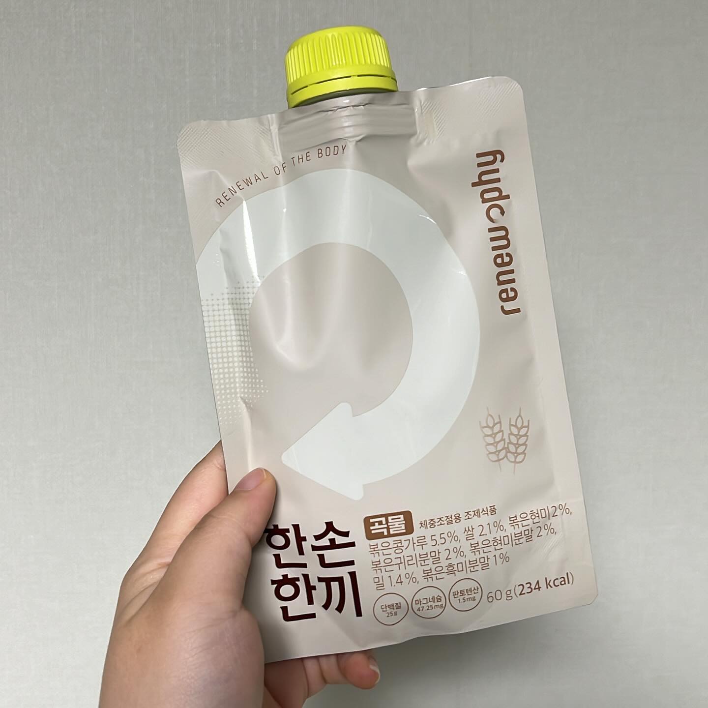 한손한끼 챌린저스 챌린지를 통해 먹어봤는데 이게 제 인생 쉐이크에요 텁텁한 맛도 없고 깔끔하게 맛있어요 물 적정선이 있는데 그걸 넘겨도 맛이 밍밍하지 않아요 안에 씹히는 것들은 또 얼마나 맛있게요

#챌린저스랜선대회 #한손한끼 #식사대용쉐이크 #단백질쉐이크 #다이어트쉐이크 renewphy
