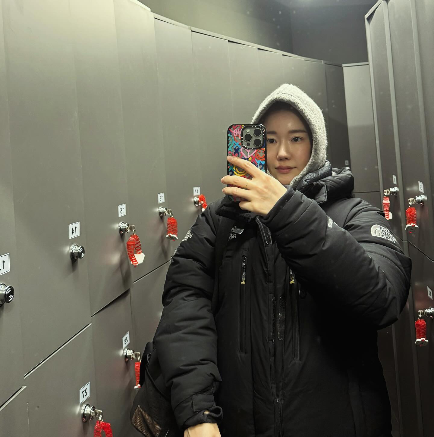 요즘 감기 걸린 사람들이 많은 것 같아요🥹
콧물, 재채기 같은 가벼운 감기 기운만 있다면 운동해도 괜찮습니다.
몸에 무리가 가지 않는 선에서 가볍게 운동하면 
신진대사 속도가 빨라지고 감염원과 싸울 면역세포도 그만큼 빠르게 증식해  감기에 앓는 기간을 단축시킬 수 있으며, 
운동할 때 분비되는 호르몬이 직접 증상을 완화하기도 합니다.
만약  증세가 점점 악화하기 시작한다면 그때는 운동을 쉬어주는 편이 좋습니다.

#완전무장 #감기조심하세요 #오운완 #등운동 #운동인증 #운동소통 #헬스장 #헬린이 #헬스 #운동맞팔 #운동자극 #다이어트