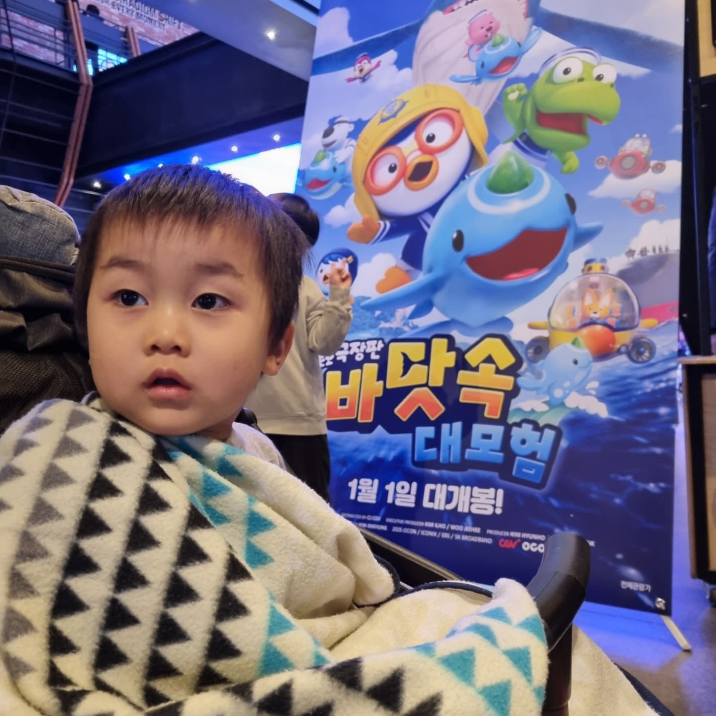 #협찬 [뽀로로 극장판 바닷속 대모험]
뽀로로 매니아 셋째아들을 위한 날!
1월 1일 새해에 개봉하는
뽀로로 극장판 바닷속 대모험 
최초 시사회보러
형아 축구 픽업 후 얼른 준비해서
용산cgv로 gogo!

다행히 1시간정도 걸리고 
주차공간도 여유가 있어
마음 졸이지 않고 도착!

영화관은 캄캄해서 무섭다고
몇 번이고 형아들만 영화보게 하고
밖에서 대기탄게 여러번인데
역시 뽀통령이다!! 
풀로 다 채워서 보고 나왔다.
이모랑 보고 싶다고 둘째랑 같이 들어가
풍선놀이에 뽀로로와 루피의 무대인사로
더 신난 셋째!

액션스케일이나 줄거리가 흥미진진!
거기에 교훈까지 더해지니
어른이고 어린이고 느끼는 바가 다르게 다가온다.
이번에는 사람의 겉과 속의 다름에 대해
생각해보게 되는 것 같다.

뽀로로 극장판 9번째인데
새해 1월 1일 개봉이니
아이들 있는 집은
온 가족이 같이 보기에 딱인듯!

시사회도 최초였는데
뽀로로 과자며 참치에 스티커 등
선물까지 받고 나오며 흥분하는 두 아들!

이모와 함께 봐서 더 즐거웠던 두 아들.
그리고 이모가 출장 가서 사온 선물 가지러
외할아버지댁으로 gogo!!

 
#뽀로로 #뽀로로극장판 
#바닷속대모험 #영화 
#뽀로로극장판바닷속대모험 
#1월1일대개봉 #애니메이션 
#맘스타그램 #시사회 #리뷰 
#추천리뷰 #시사회리뷰 
#뽀로로무대인사
#문화생활 #영화관람
#뽀로로영화 
#이모찬스 #이모와함께