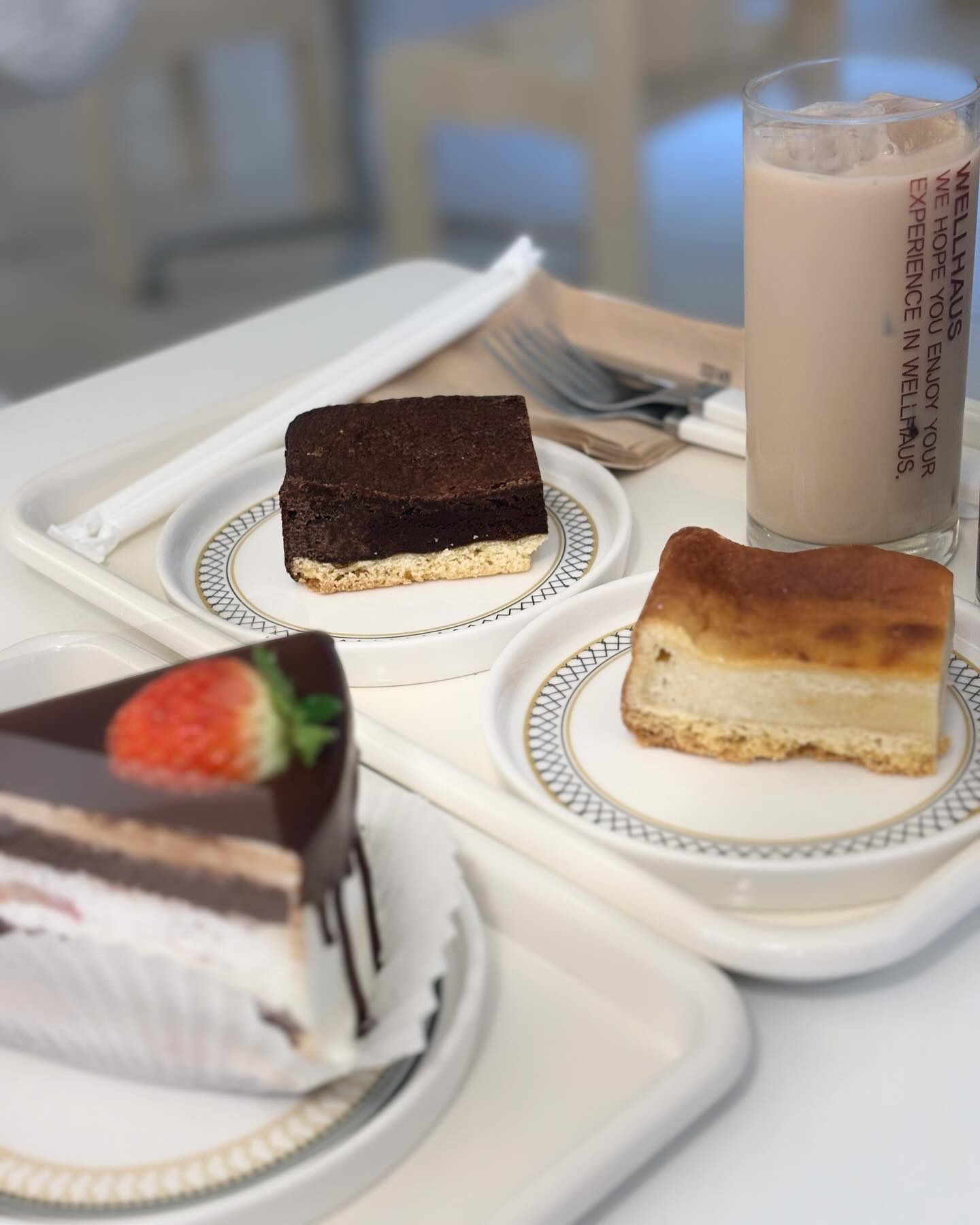 송리단길 꾸덕꾸덕 버터바 정석의 디저트 맛집. 요즘 꾸덕꾸덕 디저트에 푹 빠졌었는데, 초코 버터바는 테린느 정석의 맛이다. 약과스러운 꾸덕꾸덕함.. 이미 꽤나 유명해서 웨이팅이 꽤 되는 곳. 주말 방문했는데 30분정도를 기다렸다. 초코, 레몬바질 버터바를 골랐다. 케잌 보다는 버터바가 주력인 곳. 버터바의 식감 때문에 레몬바질 보다는 초코가 맜있다. 버터바 종류는 말차, 약과, 민트초코,레몬바질, 흑임자, 황치즈가 있다. 시즌별로 메뉴가 바뀐다고 하니 참고. 

#내돈내산 
송리단길 웰하우스
주소 : 서울 송파구 오금로16길 10 2층
✔️버터바 6,000원
️️✔️케이크 7,000~
️
rate: 3/5

#믿먹소 #맛집 #소슐랭_송파 #소슐랭가이드 #송파맛집 #송리단길맛집 #웰하우스 #송리단길웰하우스 #버터바맛집 #버터바 #송리단길디저트