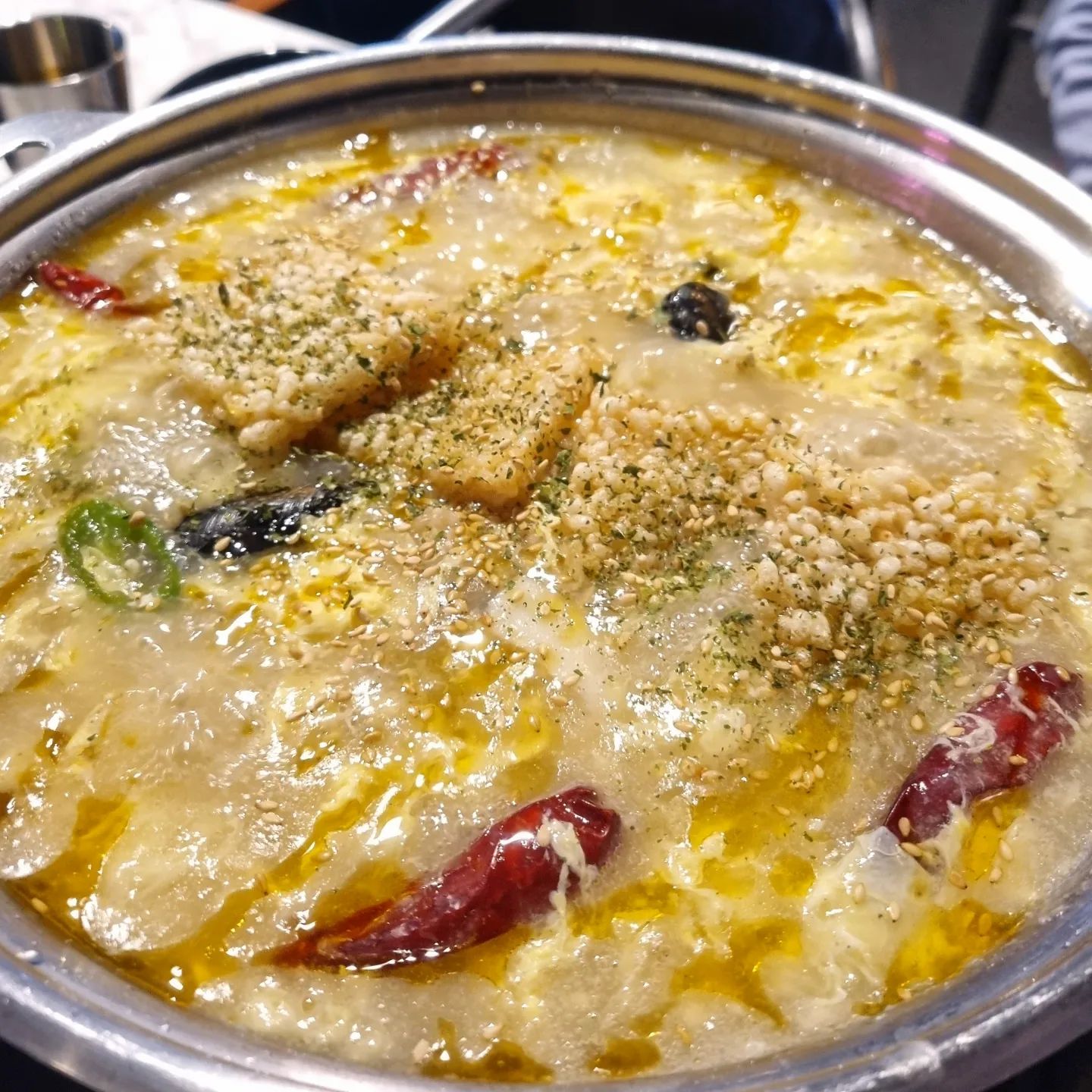 홍제역 안주 찐맛집 #주땅

뜨끈하고 쫀득한 해물 누룽지탕에
소주 참는거 어떻게 하는건데...🥹

주먹보다 큰 주먹밥에 오돌뼈 올려서 한입
입가심으로 맛있게 매콤한 사천 해물 짜파게티까지
먹어주면 행복 그자체💗

📍위치
서울 서대문구 통일로 436 지층

🕑영업시간
매일 17:00 ~ 5:00
라스트오더 4:00

🍳메뉴
해물 누룽지탕 17,900원
오돌뼈 주먹밥 15,900원
사천 해물 짜파게티 8,900원

#쩝쩝이_서대문#홍제맛집#홍제동맛집#홍제역맛집#홍제역술집#서대문맛집#서대문맛집추천#먹스타맞팔 #먹스타#먹팔맞팔환영 #먹팔 #먹방스타그램