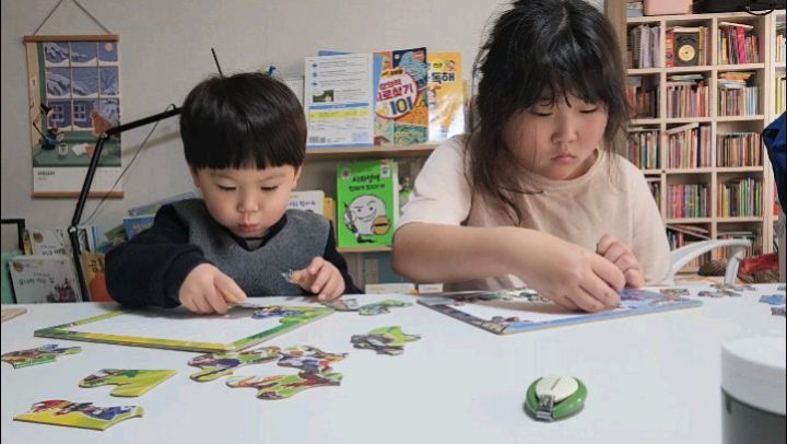 저기요...

저 출근해야되요😅😅😅
나갈 준비 끝난 우리 아들도
갑자기 머리 산발된 누나랑 
#카봇퍼즐 삼매경.

#하영아고마워
#생선 #생일선물 
#럽스타그램 #남매스타그램 
#남매일상 #현실남매 #애스타그램 
#육아 #소통 #기록 #일상 #선팔하면맞팔