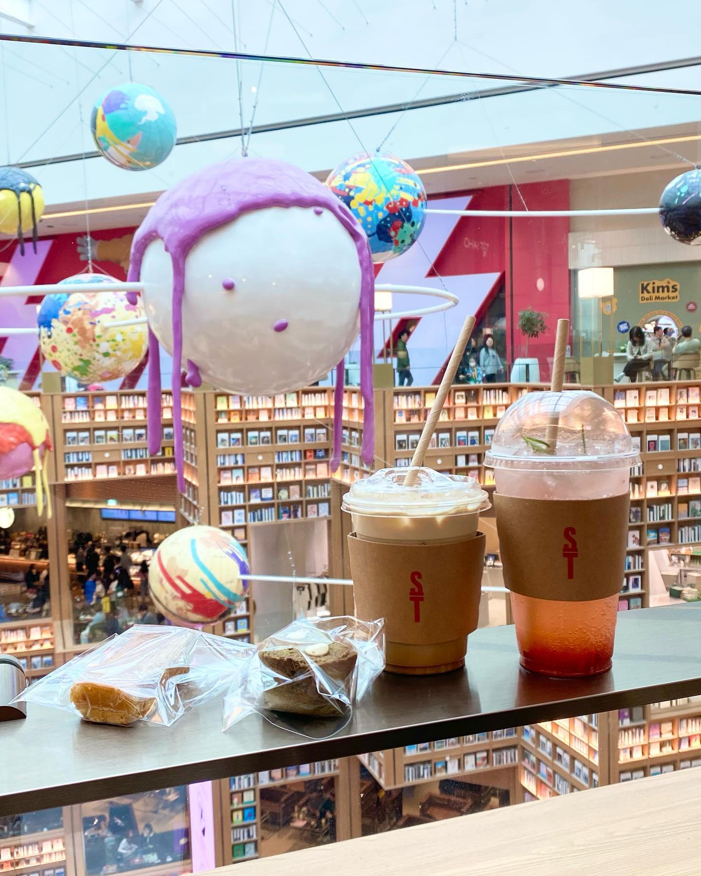 #협찬 .
.
.

스페셜티원두를 사용해 전문로스터가100%
직접 로스팅하는 스템커피☕️
합리적인 가격대에 전문성을 갖춘커피군
트렌디한 시그니처음료 트렌디한 인테리어까지
시그니처커피로 코코바닐라커피랑 합천딸기에이드
주문했는데요 커피맛이 예사롭지 않더라구요!👏👏
진한커피맛에 고소한 코코넛의 조화가 좋았어요
상큼한 딸기에이드도 맛있고 스타필드 별마당뷰로
커피마실수있어서 더욱 기분좋은 하루였어요🌟
위치는 수원스타필드 7층에 있어요!
.
.
.
.

#수원스타필드카페 #수원스타필드맛집 #수원스타필드 #수원핫플 #수원스타필드가볼만한곳 #수원스타필드데이트 #수원데이트 #스타필드디저트맛집 #스타필드커피맛집 #스템커피