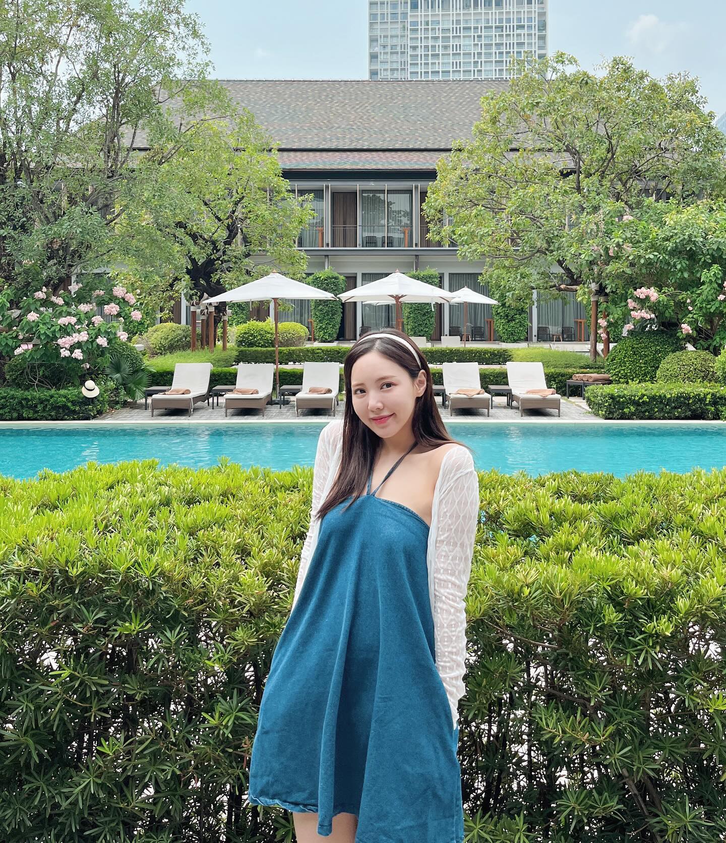 이번 여행룩은 거의 다 쉬인으로 완성!
코디 문의가 많아서 몇가지 정리해서 올려볼게요🩷
⠀
가성비도 좋고 특이하고 예쁜 옷들이 많아서
일상에서도 좋지만 여행갔을 때는
이런 포인트가 사진에서 확 예쁜거 알죠?
⠀
🩷특별할인코드🩷
hyunha15 (2만원 구매시 15% 추가 할인)
도 놓치지 말고 사용해서 할인받으세요✌🏻
⠀
요즘 옷장 전부 쉬인으로 채우는 중
신상 뭐 나왔나,, 저도 제 쿠폰 써서 할인받을거에욤🙄
⠀
착장코디 상품은 아래 참고해주세요🤍
리조트룩 가디건✨
DAZY 1pc Button Front Crop Top
sw2302218834125940
⠀
공항룩 시스루탑✨
DAZY Tie Dye Print Tie Front Top
sz2303223958458622
⠀
왓아룬 야경뷰 원피스✨
DAZY 솔리드 플리츠 앞 스트링 프릴 옷단 드레스
sz2307248700511110
⠀
피크닉룩 스커트✨
SHEIN 플로럴 올오버 프린트 스커트
sw2111295391113339
⠀
루프탑바 원피스✨
SHEIN MOD 꽃무늬 앞가슴 셔링 하이 트임 드레스
sz2303144292333194
⠀
⠀
⠀
#SHEINKstyle #SHEINkorea#SHEIN #saveinstyle
⠀