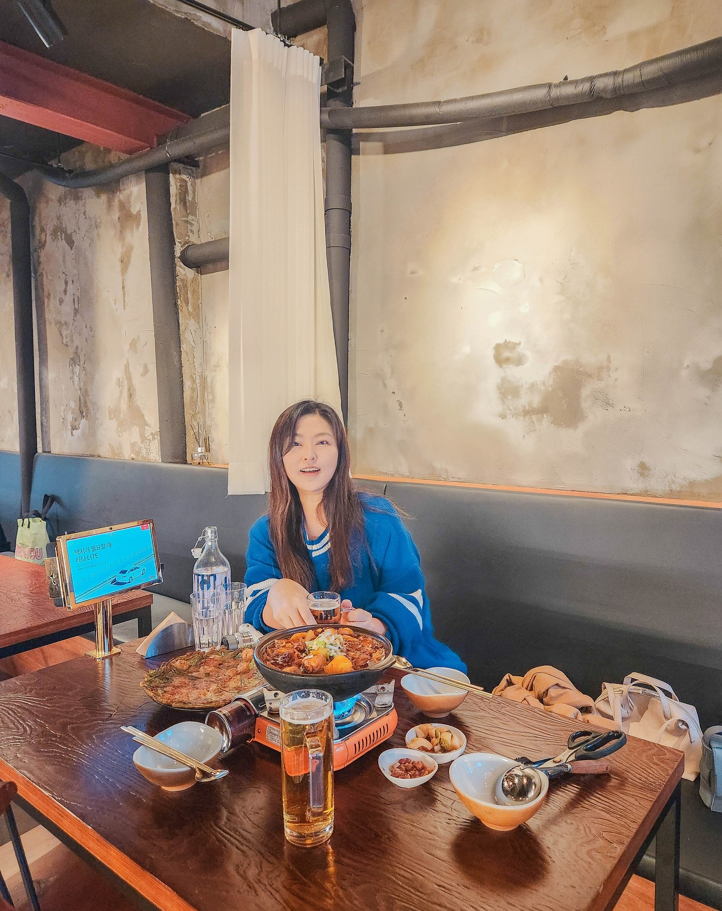 #협찬
서울 도심 한복판이지만 전혀 서울같지 않은 분위기의 골목
문화창작촌은 데이트하기 좋은 동네입니다.
골목 골목 너무 예뻐서 돌아보는데 나만 혼자고 다 손꼭 잡고 다니는 커플이더라구요
아무래도 분위기가 아기자기하고 낭만적이라서 그런거 같아요
골목을 거닐고 맛있는 요리에 술한잔 걸칠 수 있는 곳
<문래동화>를 추천해봅니다.
한식쉐프가 요리하여 품격높은 안주들은 양도 푸짐하고 맛도 뛰어나요
쌀쌀한 날씨에 따끈한 국물과 바삭촉촉 전을 곁들이면
완벽한 한상차림이 된답니다.

🏠문래동화
▫️서울 영등포구 도림로139가길 4 1층
▫️영업시간 17:00~02:00 (라스트오더 01:00)
▫️매달 1,2,3번째 월요일 정기 휴무
Mullae_donghwa

#문래술집 #문래맛집 #문래동술집 #문래동맛집 #문래창착촌술집 #문래창작촌맛집 #문래동창작촌술집 #문래동창작촌맛집