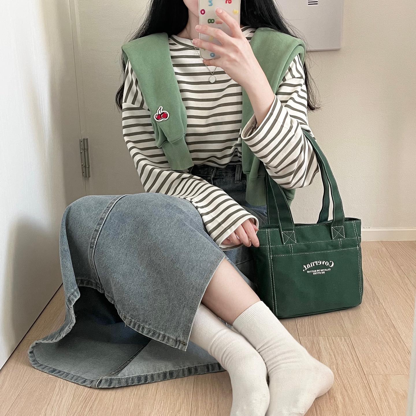 가을에 찰떡인 카키색 코디🫒🩶 단가라 티샤스 올리브 색감 넘 예쁘지 . . *^^* 쥬쥬 금욜날 이렇게 입고 출근 했는데 날씨 화창하고 바람 솔솔 불어서 오오 대박. 기분조아. . 가을 여자 굳. 이러면서 갔어 ◜◡◝ 청치마 있지 ,, 색이랑 기장감, 옆 절개 포인트 다 넘 맘에 드는데 생각보다 밑단 폭이 좁아서 보폭 크게 못 걷는다? 곤 란 해 ♡̷