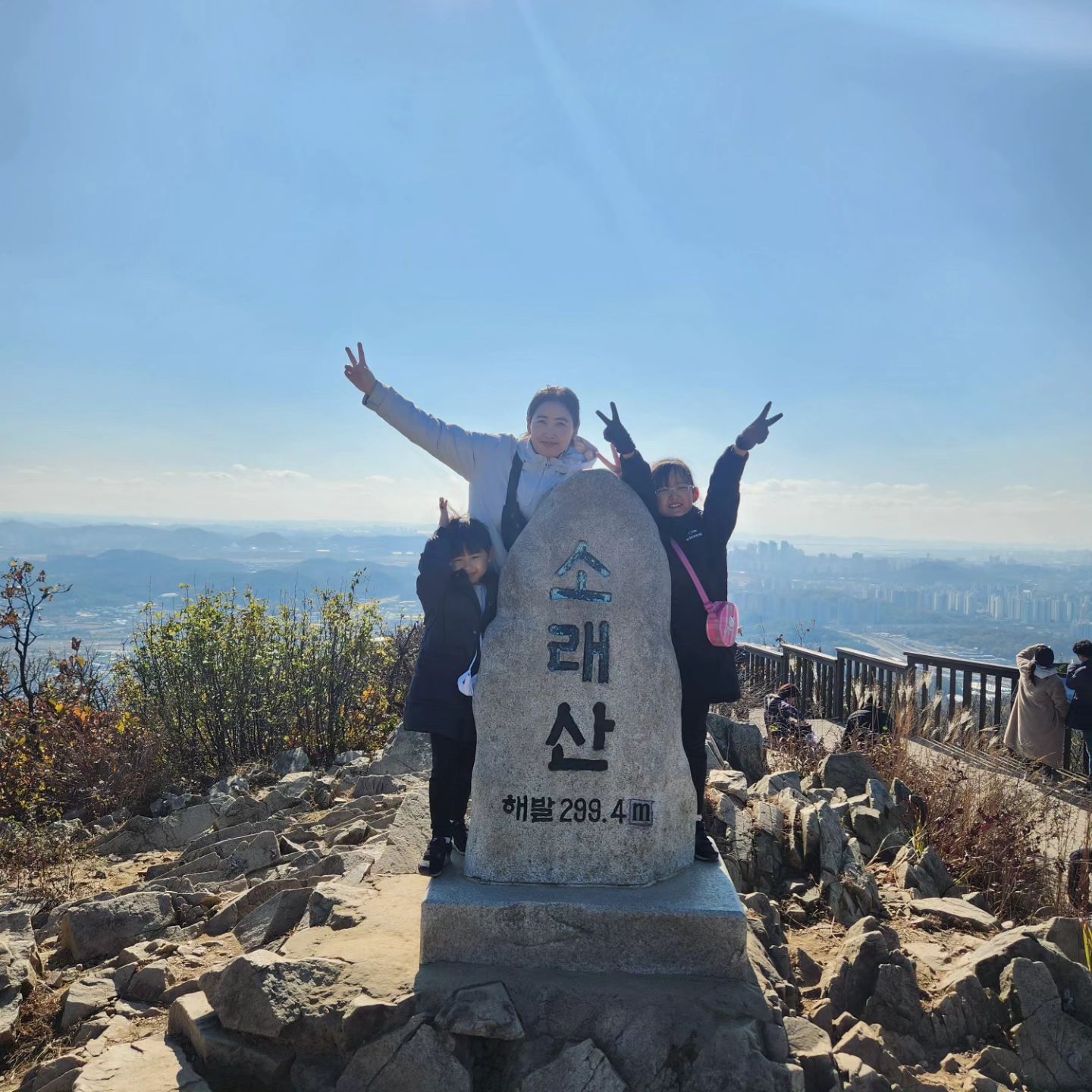 오늘은 새로운 곳으로 등산
얼음도 얼고 음청 추웠지만
맛난고 냠냠 알찬하루

800살 은행나무잎은 다 떨어짐..