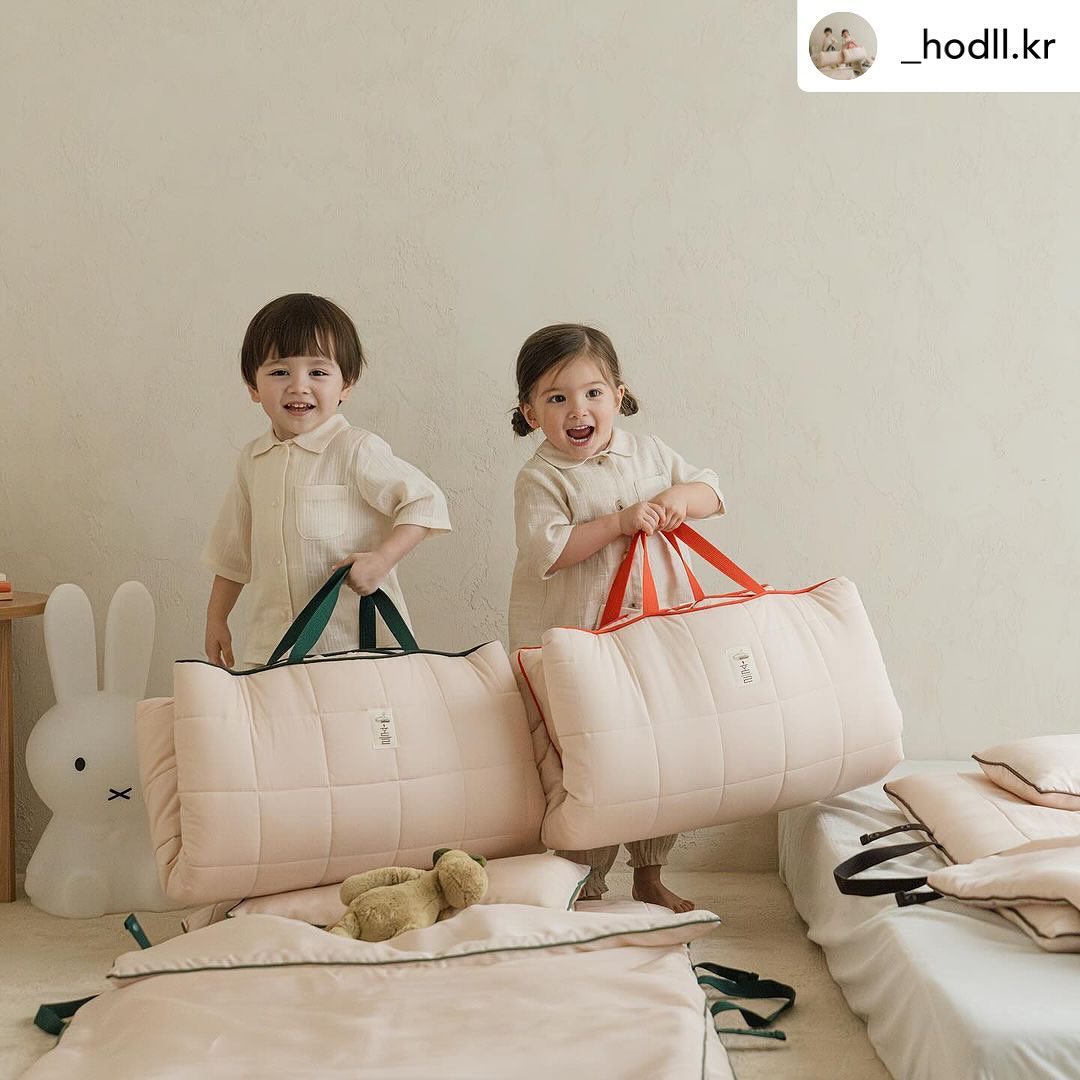 Posted withregram • _hodll.kr 🔔 #호들 #리그램이벤트 아이셋 엄마가 내 아이를 위해 직접 제작한 오가닉 낮잠이불입니다
⠀
안전하고 깨끗한 소재와 충전재
피부가 예민한 아이들에게 적합한 오가닉코튼🍃
이런것들은 기본중에 기본 낮잠이불로써 당연한거지만!
⠀
무엇보다 우리 아이들이 내 집 같이 잘잡니다!
(스마트스토어후기 필독)
⠀
”원래 우리 아이 베개 안베요“
”원래 우리 아이 이불 안덮어요“
⠀
”원래란 없습니다“
⠀
호들 낮잠이불 잘베고 잘덮어요🤭
애착이 생길정도라면 말다했쥬?
가정용 여행용 선물용으로 재구매하는 호들 낮잠이불
⠀
아참! 이것는 이벤트 피드 에요👀
⠀
▪️ _hodll.kr 팔로워 필수
▪️ 본 피드를 좋아요+리그램 해주세요
▪️ 리스토리 와 친구소환은 센스🫶🏻
▪️ 댓글에 호들응원 댓글을 달아주세요
⠀
* 당첨되신 한분께는 호들 오가닉 낮잠이불 풀세트(패드+패드속솜+이불+베개커버2장+베개솜+낮잠이불가방)를 선물로 보내드리겠습니다💝
* 추가로 5명은 #바르메이드네임택 을 선물로 보내드립니다💝
* 구매하신분이 당첨 시 환불 해드리겠습니다
⠀
#오가닉낮잠이불 #낮잠이불추천 #낮잠이불 #호들낮잠이불