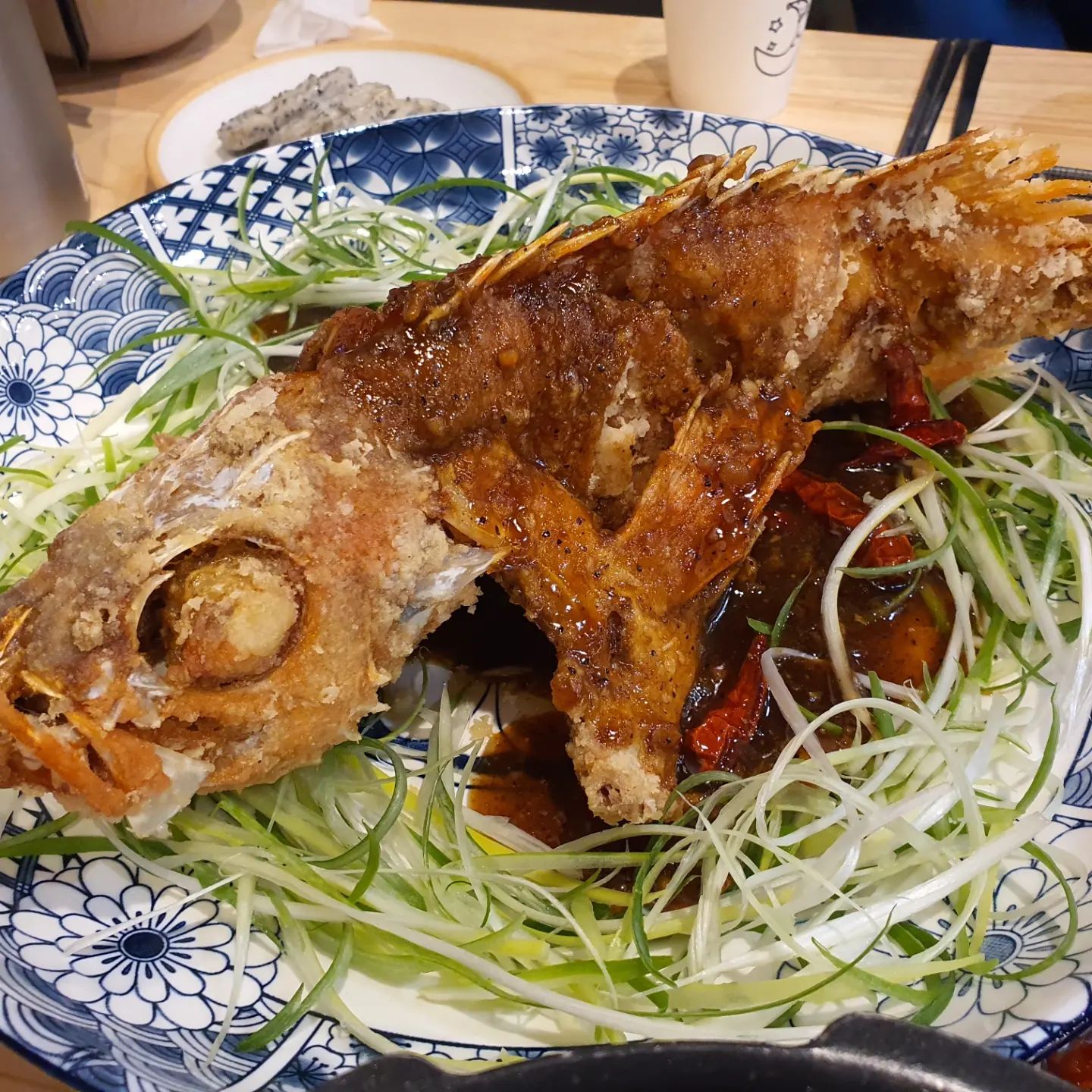 #저녁메뉴 #통우럭튀김 

을왕리에서 유명한 가족외식집 모듬생선구이집인 을왕리꾸덕집! 

송도에도 생겼다해서 방문!
체인화중이라고 하는데 송도는 직영점이더라구요 

이번엔 좀 색다른 메뉴를 먹어보자 싶어서
싱가폴식 페퍼소스 통유럭튀김을 먹으러 보기로했어요! 

🥢싱가폴식 페퍼소스 통우럭 튀김정식 3.5
🥢직화제육볶음 단품 1.3
🥢양념금게장 반그릇 단품 1.2 

정식은 솥밥과 된장찌개 밑반찬이 함께
나오는 구성이어서 다른건 다 단품으로 주문! 

통우럭 튀김이 나왔는데 우럭이 이렇게 컸나
싶을 정도로 크기가 크더라구요 

이 깐풍류같으면서도 다른 그 소스맛이
생선껍데기를 좋아하지 않는 저도 
그 부분을 찾아먹게 되는거있죠 

직화제육도 불맛이 확 나면서 맛있고
양념게장도 제주금게를 써서 살도알차고
양념도 맛있고 한입크기로 먹을 수 있어서
좋았어요 👍👍 

통우럭튀김 정말 신세계였는뎅
주문하길 너무 잘한듯 싶습니당
새로운 도전을 잘해따👏👏

주말에 가면 웨이팅이 길어서 포기하고
올때가 많았는데 가까운데 생겨서 좋다+!

.
.
.
#맛스타그램 #먹스타그램 #먹방 #맛집 #먹스타 #맛스타 #맛집추천 #송도맛집 #맛집스타그램 #먹팔맞팔 #먹방스타그램 #생선구이맛집 #을왕리꾸덕집 #인천맛집 #을왕리꾸덕집송도점 #모듬생산구이
#싱가폴식페퍼소스통우럭튀김
#저녁외식 #송도외식 #송도가족모임