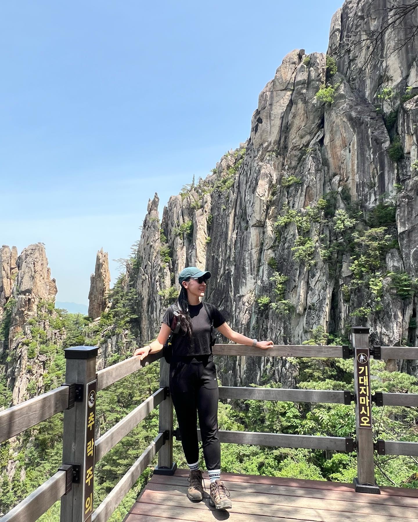.

두타산 추억 꺼내보기⛰️

오르는 내내 큰 돌 길이라 험해서 힘들었는데
나이 지긋하신 할머니께서 한숨한숨 다잡으시면서
천천히 오르시는 모습을 보면서 내 체력에 반성했다
체력 관리 잘해서 할머니 되서도 산타야징💪🏻💪🏻

인스타에서 보고 너무 와보고 싶었던 두타산⛰️
계곡이 정말 크고 웅장해서 내려오는 내내 발걸음이 가벼웠다
담에는 캠핑으로 와야지🏕️

⛰️두타산 (1,353m)
📍무릉계곡 주차장-관리사무소-베틀바위-미륵바위
 -12산성폭포-협곡마천루-쌍폭포-용추폭포-주차장 (7.9km)
🕒 4시간 32분 (휴게시간 41분 포함)

#두타산 #베틀바위 #무릉계곡 #강원도동해 #미륵바위 마천루 #마천루 #주말등산 #커플산행 #등산 #정상안가는 #100대명산 #알레버스 #chaelee_mountain #20230520