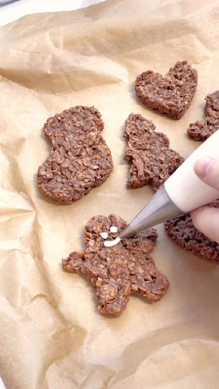 gingerbread men cookie 🎄 진저브레드맨 쿠키

정말 만들기 쉬운 크리스마스 쿠키 ♥️ 
easy-to-make christmas cookies 

아이싱 살짝 허접하지만..귀여우면 그만 !! 🤭

follow for more ideas&recipes 🤍
longer ver in tiktok 

//crunch
cereal 
milk chocolate 200g
// icing
1 egg white
sugar powder 150~200g
vanilla extract
lemon juice 3g 

// crunch
시리얼 
밀크초콜릿 200g
// icing
흰자 1
슈가파우더 150~200g
바닐라 익스트랙
레몬즙 3g

#크리스마스 #진저브레드 #쿠키 #크리스마스쿠키 #크리스마스디저트 #xmas #christmas #christmascookies #gingerbread #gingerbreadcookies #baking #christmasvibes #クリスマス #クリスマスクッキー