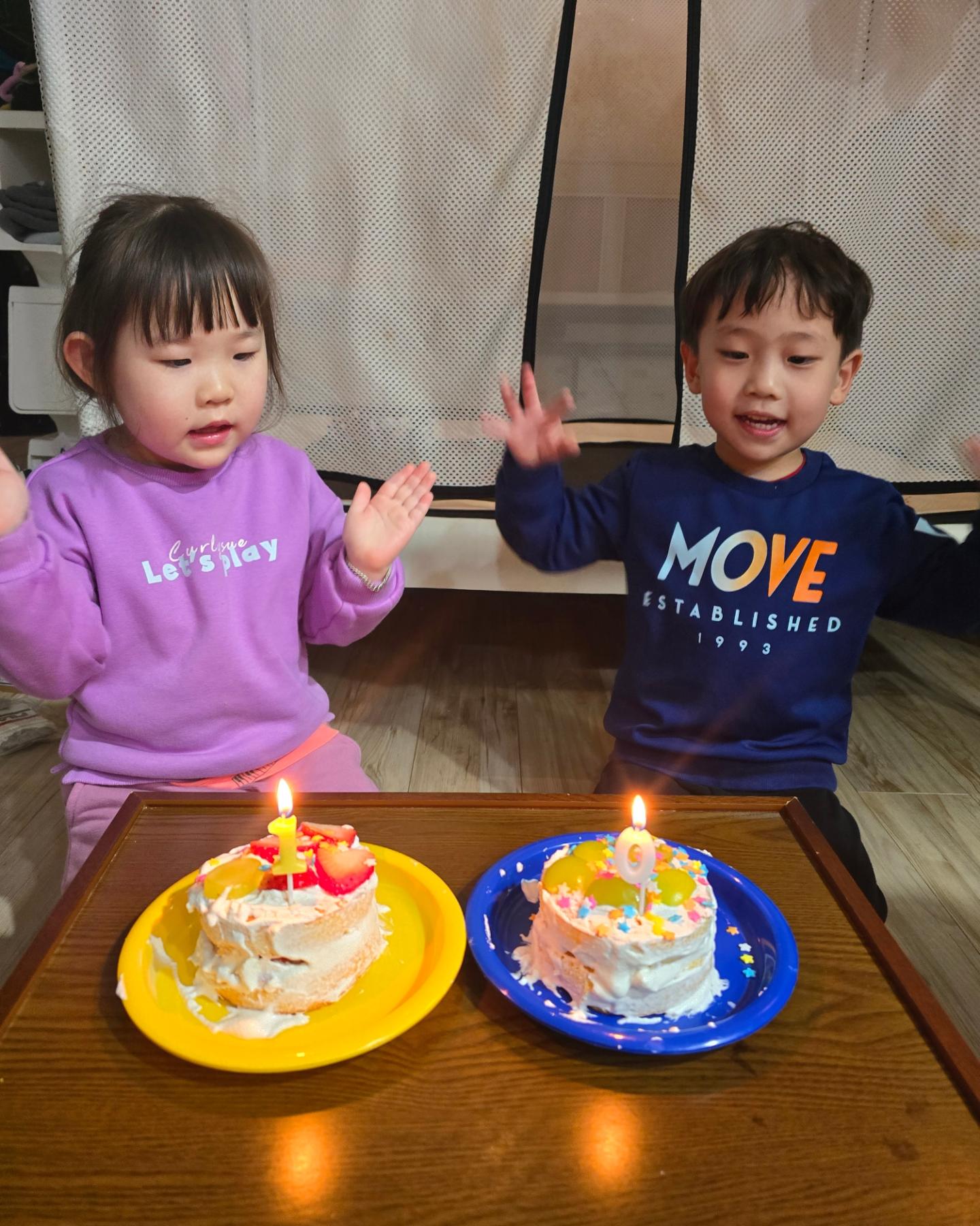 #결혼기념일 💍
#케이크만들기 🎂 

이제 제법 커서 
얘네랑 케이크를 만드는 날이 오다니🤧
케이크 만드는건지 먹는건지 모르겠지만
무튼 기특하다😊

아직 결혼기념일을 모르는 둥이들이라
엄마아빠 10주년 결혼기념일이니까
둥이들이 케이크 만들어서 아빠 선물해주라고 하니
아빠 결혼식에 가져다주면되요?
라고 한다ㅋㅋ
(그런일 있음 큰일나 임마ㅋㅋ)

아직두 나하나가
제일 예쁘고 멋있고 좋다는 서방!
앞으로도 요러케
알콩달콩 행복하게 살자꾸!😍
.
.
#행복한박나은소